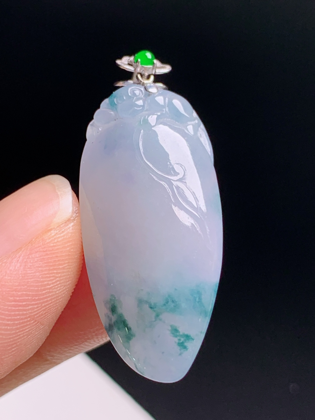冰种飘花福瓜吊坠，紫底柔润蓝花飘逸，线条流畅上身雅致