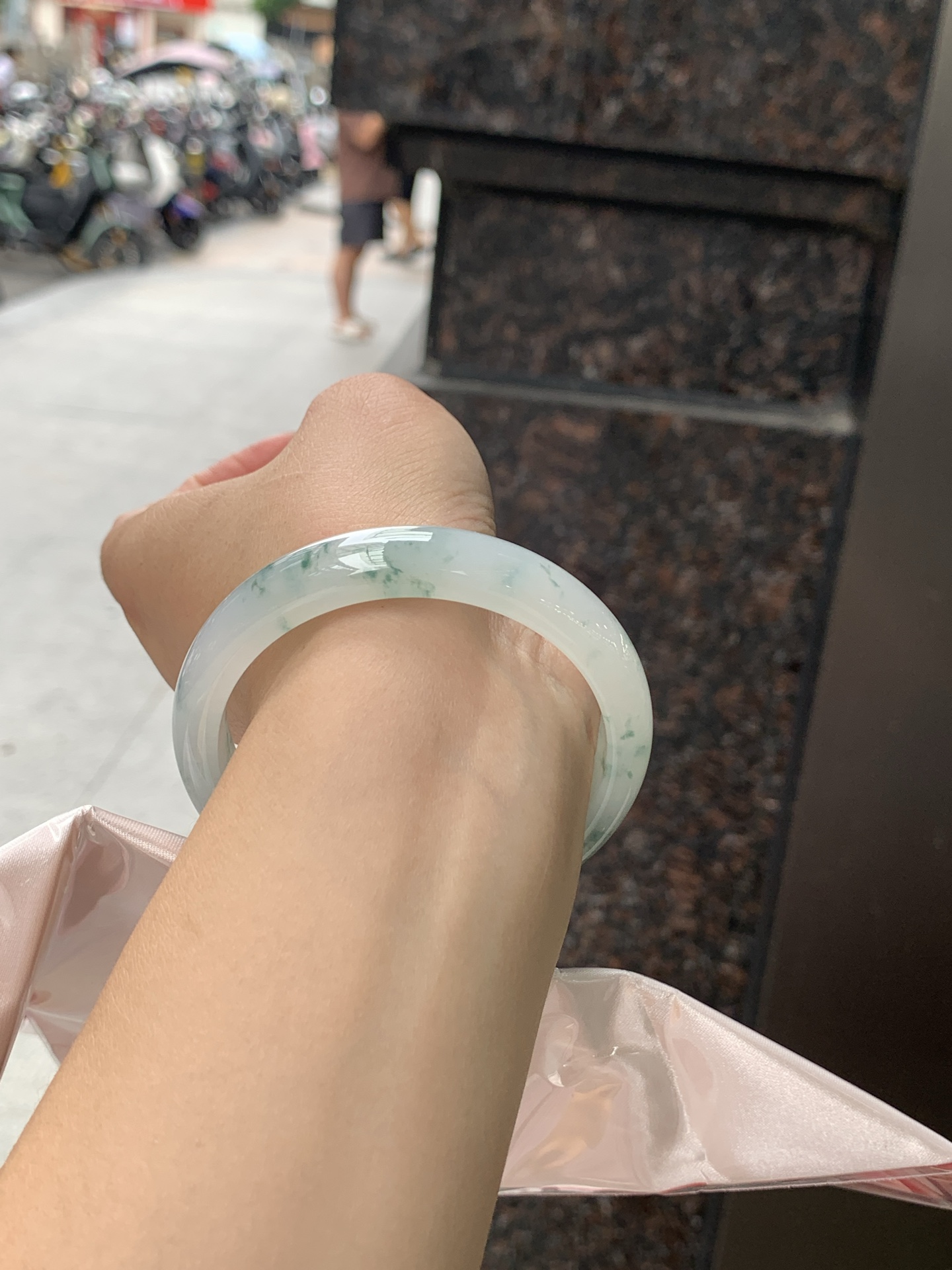 冰飘花正圈 55.8-11.8-7 0626-N1076 无裂，底妆冰透起光，冰底中开出了朵朵蓝花，飘花灵动飘逸，勾勒出一幅唯美诗意的山水意境画，古典优雅又秀气