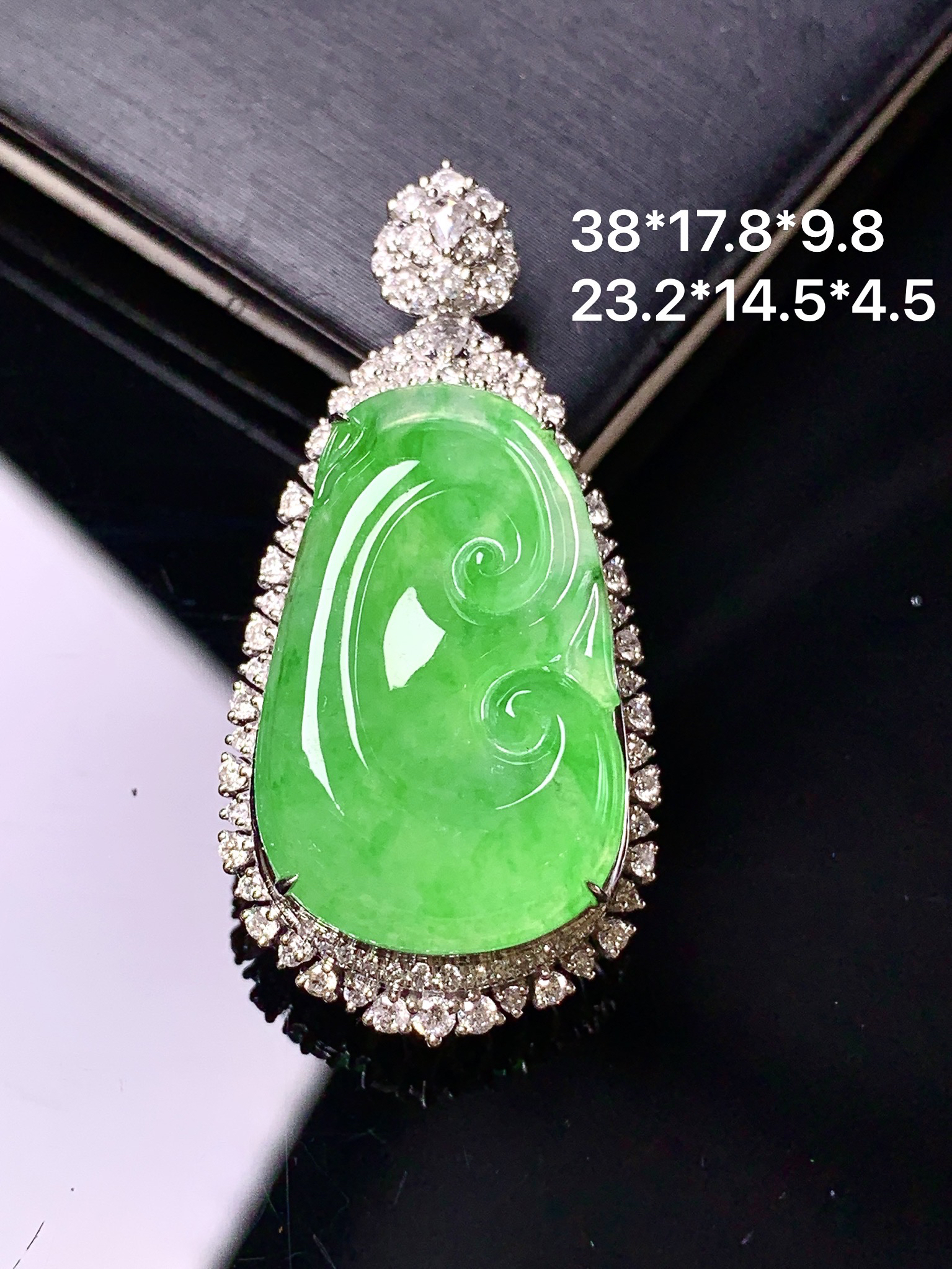 18k金钻镶嵌冰阳绿如意吊坠 玉质细腻 色泽艳丽清新 整体尺寸38*17.8* 9.8 t1