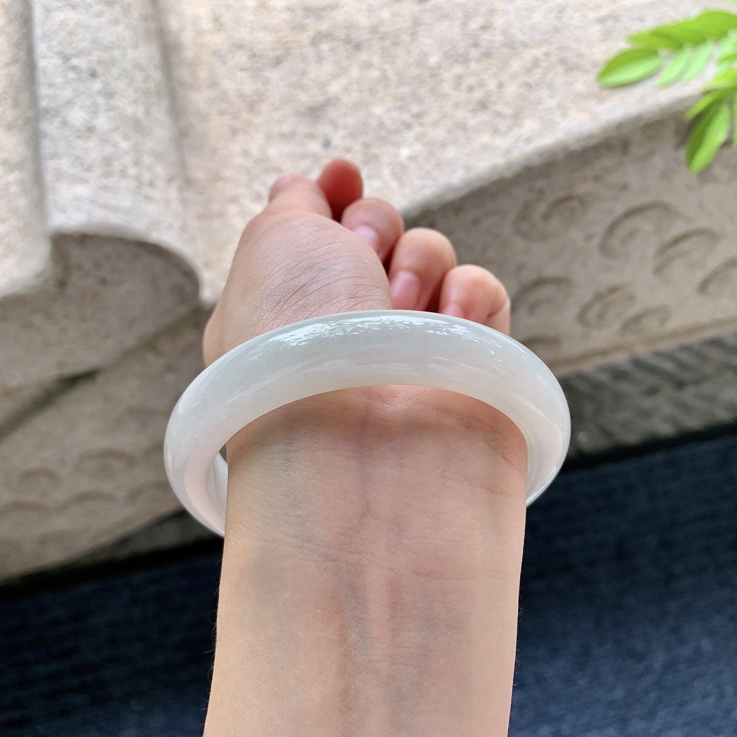 正圈58 59【圈口】58.5/12.6/9【编码】Y010815-1【描述】细糯底色，细腻，种老，无裂