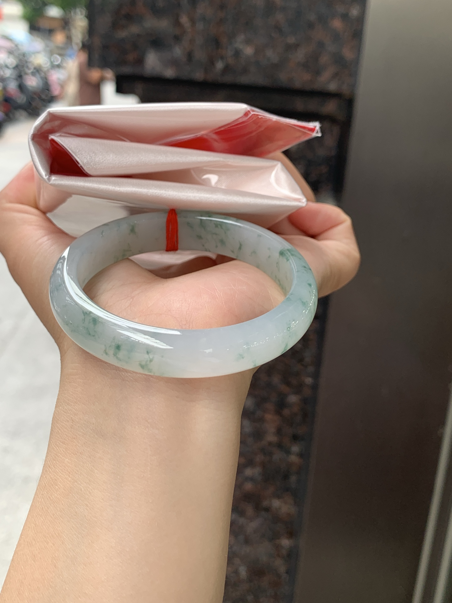冰飘花正圈 55.8-11.8-7 0626-N1076 无裂，底妆冰透起光，冰底中开出了朵朵蓝花，飘花灵动飘逸，勾勒出一幅唯美诗意的山水意境画，古典优雅又秀气
