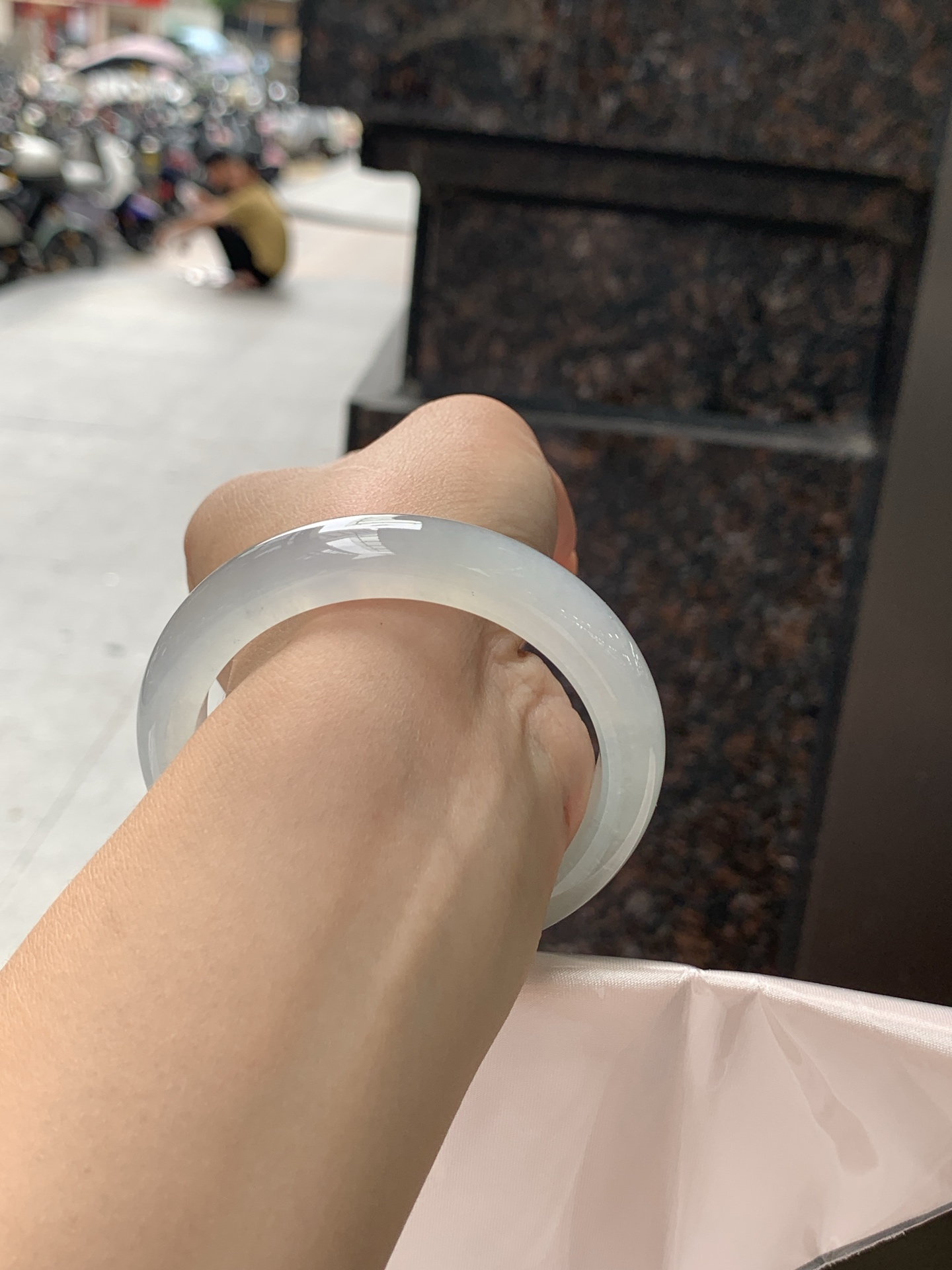 冰晴正圈 55.2-11.6-8.7 0626-N1071 打灯细棉纹，底妆胶润，满圈淡雅晴绿，像初春嫩芽落入清泉，均匀柔和，抬眼就是一片宁静感。
