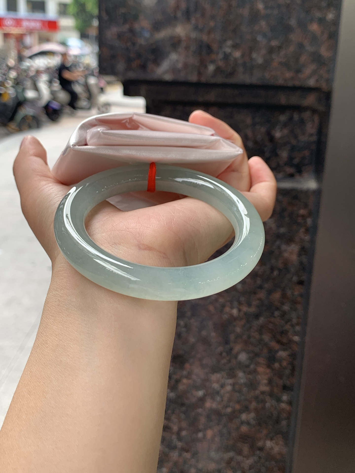 湖水绿圆条 57.2-10.8-11 0626-N1067 打灯细棉纹，底妆干净细腻，满圈湖水绿底色晕染，如同青黛色晕染如江南烟雨