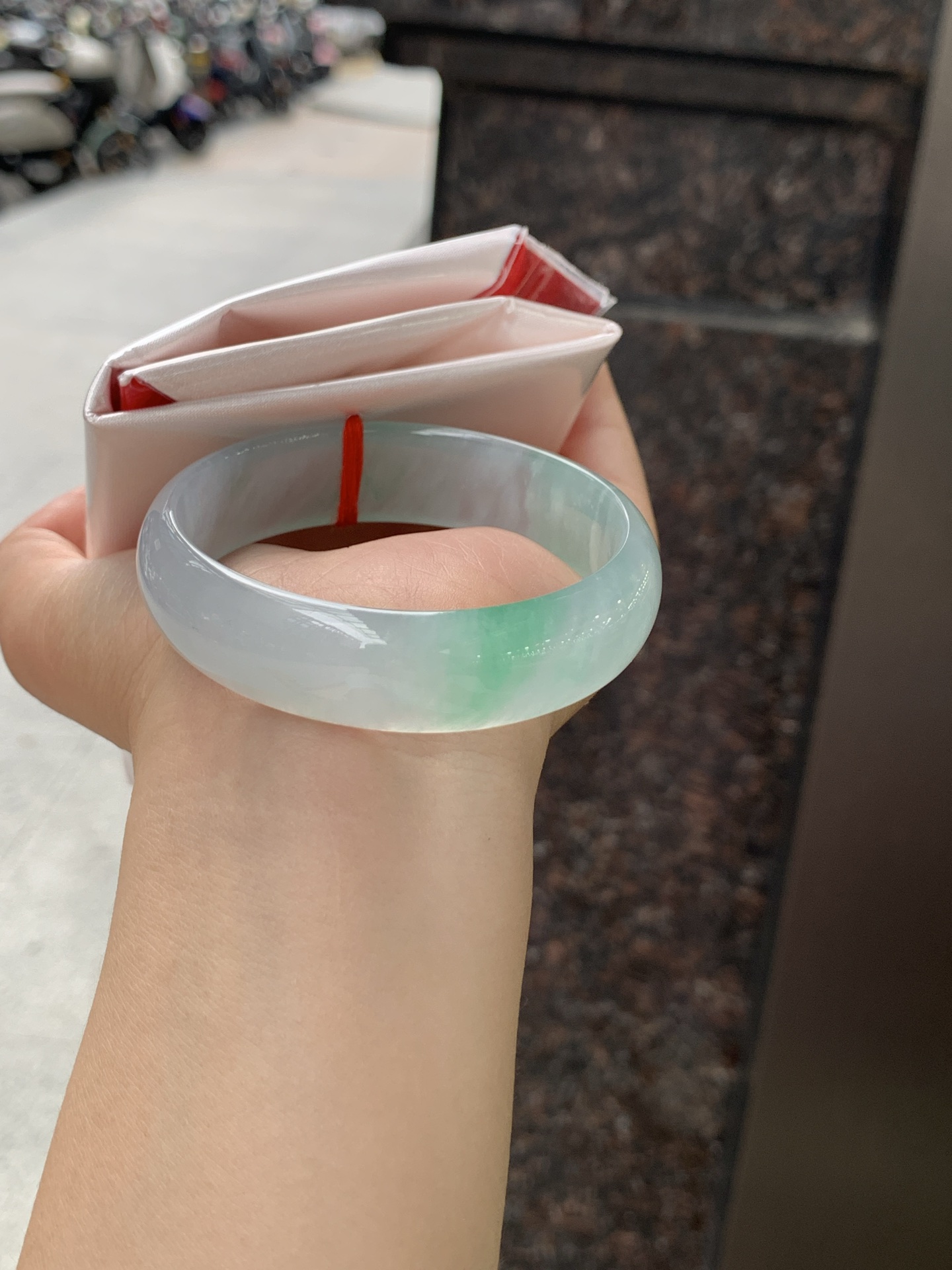 贵妃，底妆冰透胶润，干净细腻，简约却充满灵气，几朵绿花点缀，清新如芽，上有贵气优雅