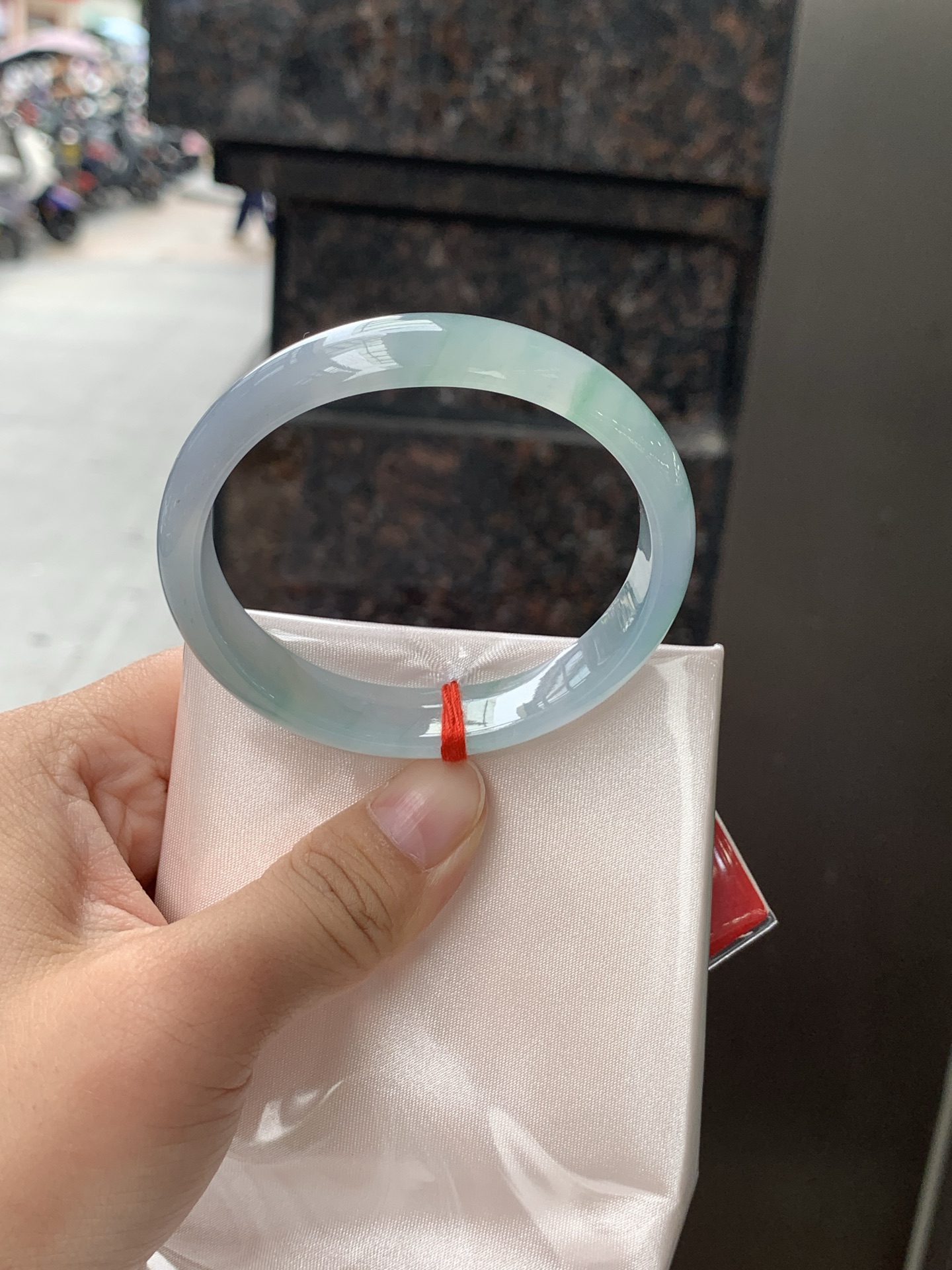 冰飘花贵妃 55.7-49-13-6 0626-N1078 无裂，底妆冰润细腻，飘花灵动飘逸，勾勒出一幅唯美诗意的山水意境画，古典优雅又秀气
