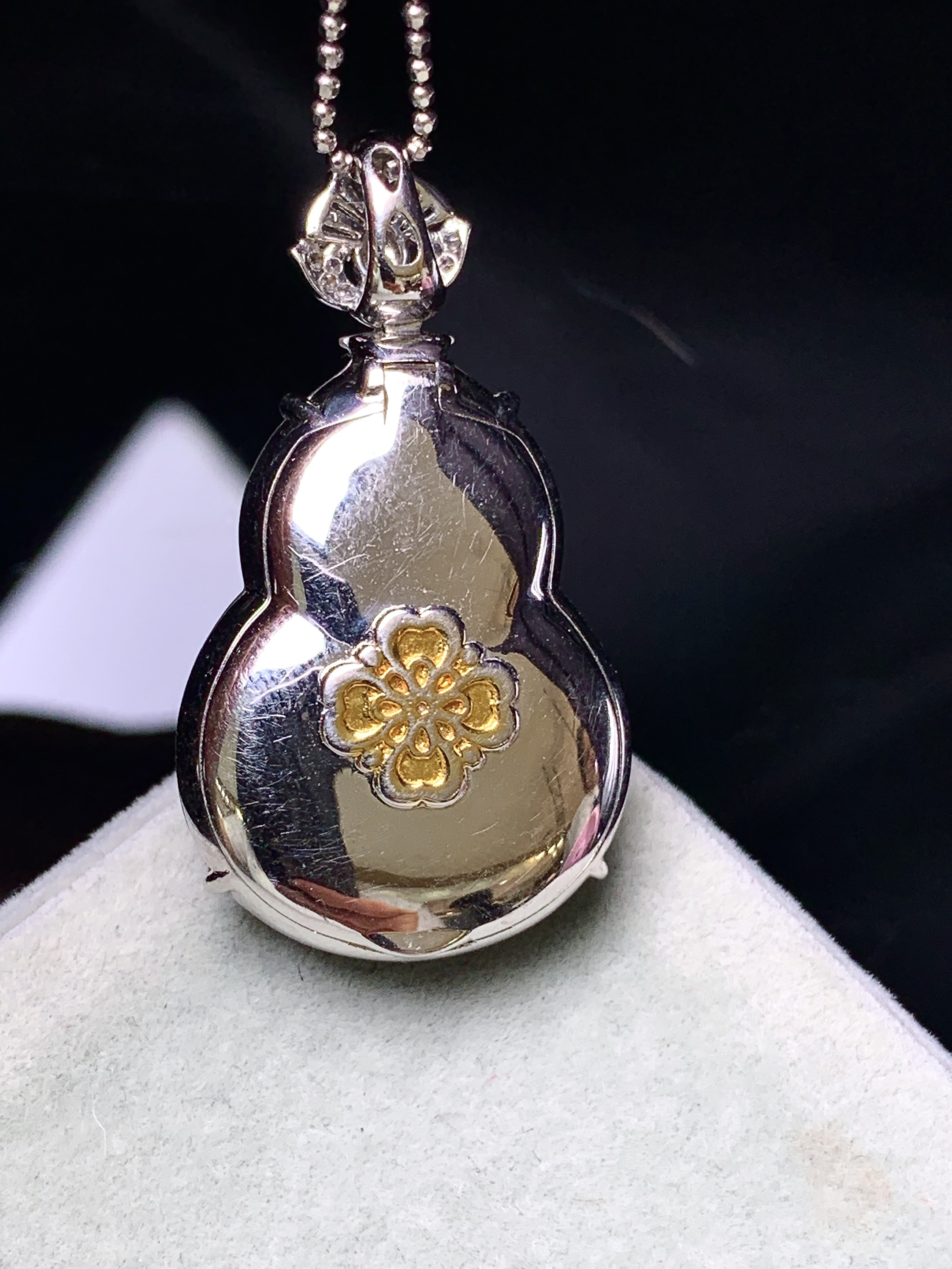 18k金钻镶嵌冰种葫芦吊坠 玉质细腻 色泽艳丽清新 整体尺寸32.2*18*9.2 j6