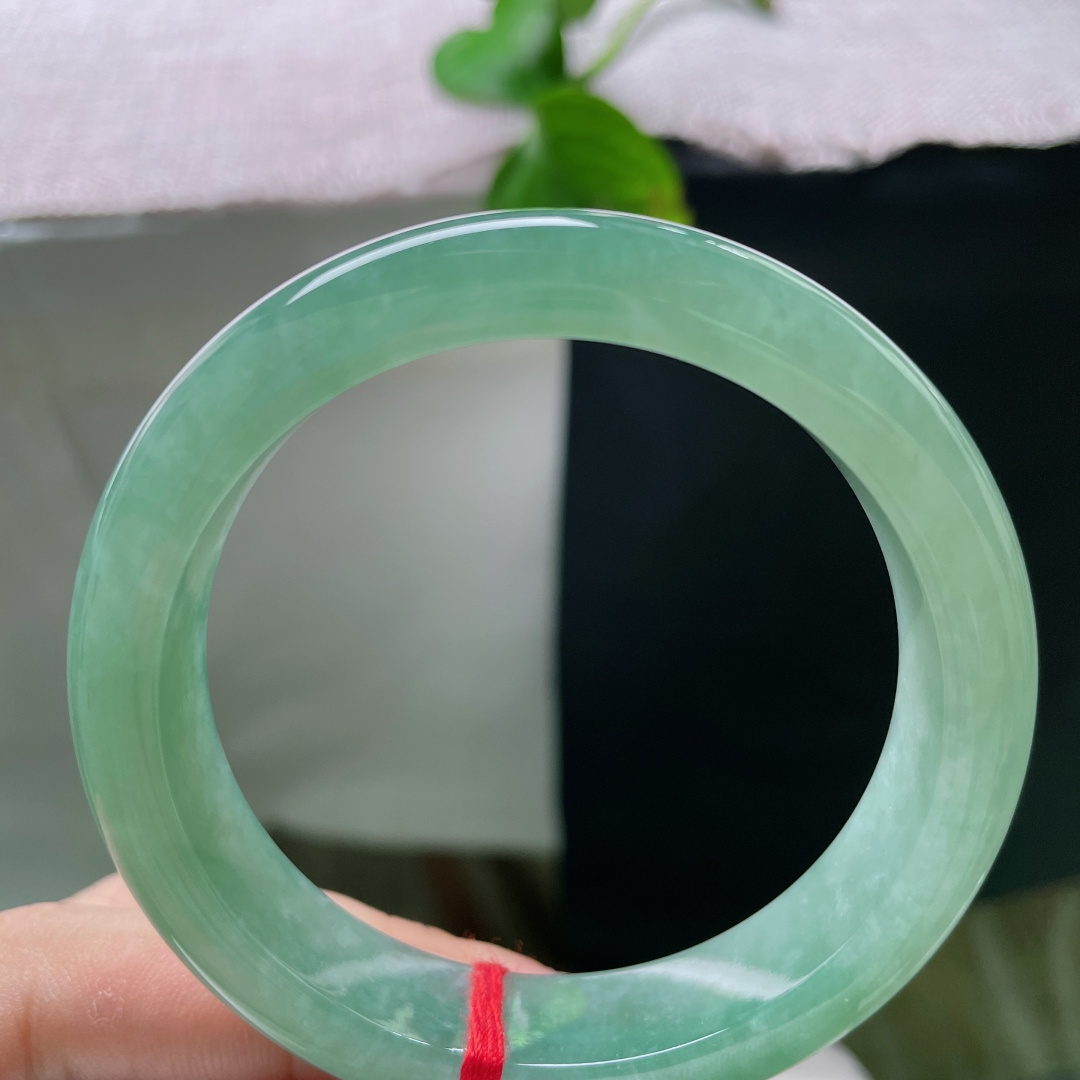 54.6/12.4/7.8，满色正圈，皮纹，整圈满湖绿色均匀柔和，玉质水润通透，满色衬得温婉雅致。ss54777a