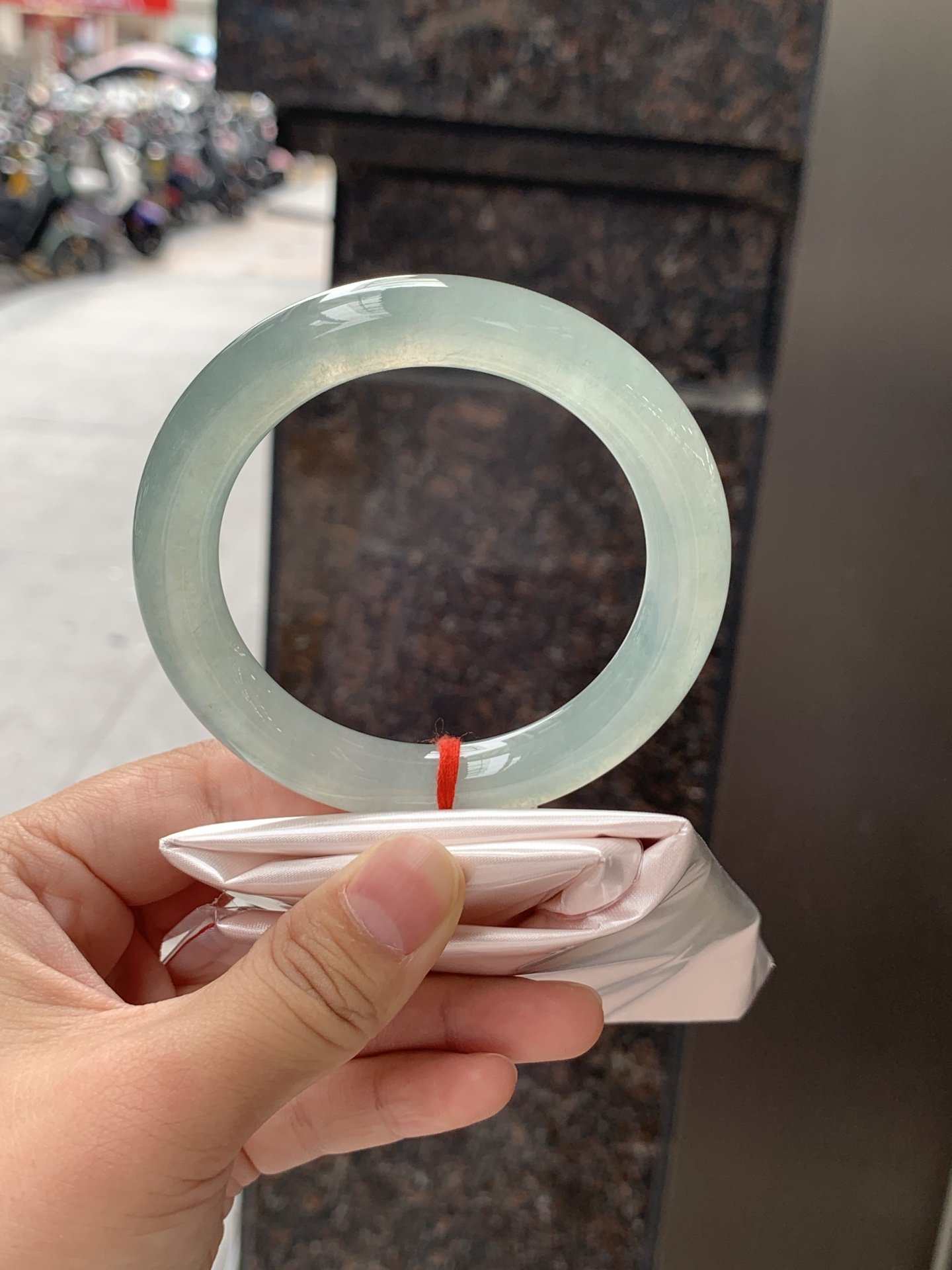 湖水绿圆条 57.2-10.8-11 0626-N1067 打灯细棉纹，底妆干净细腻，满圈湖水绿底色晕染，如同青黛色晕染如江南烟雨