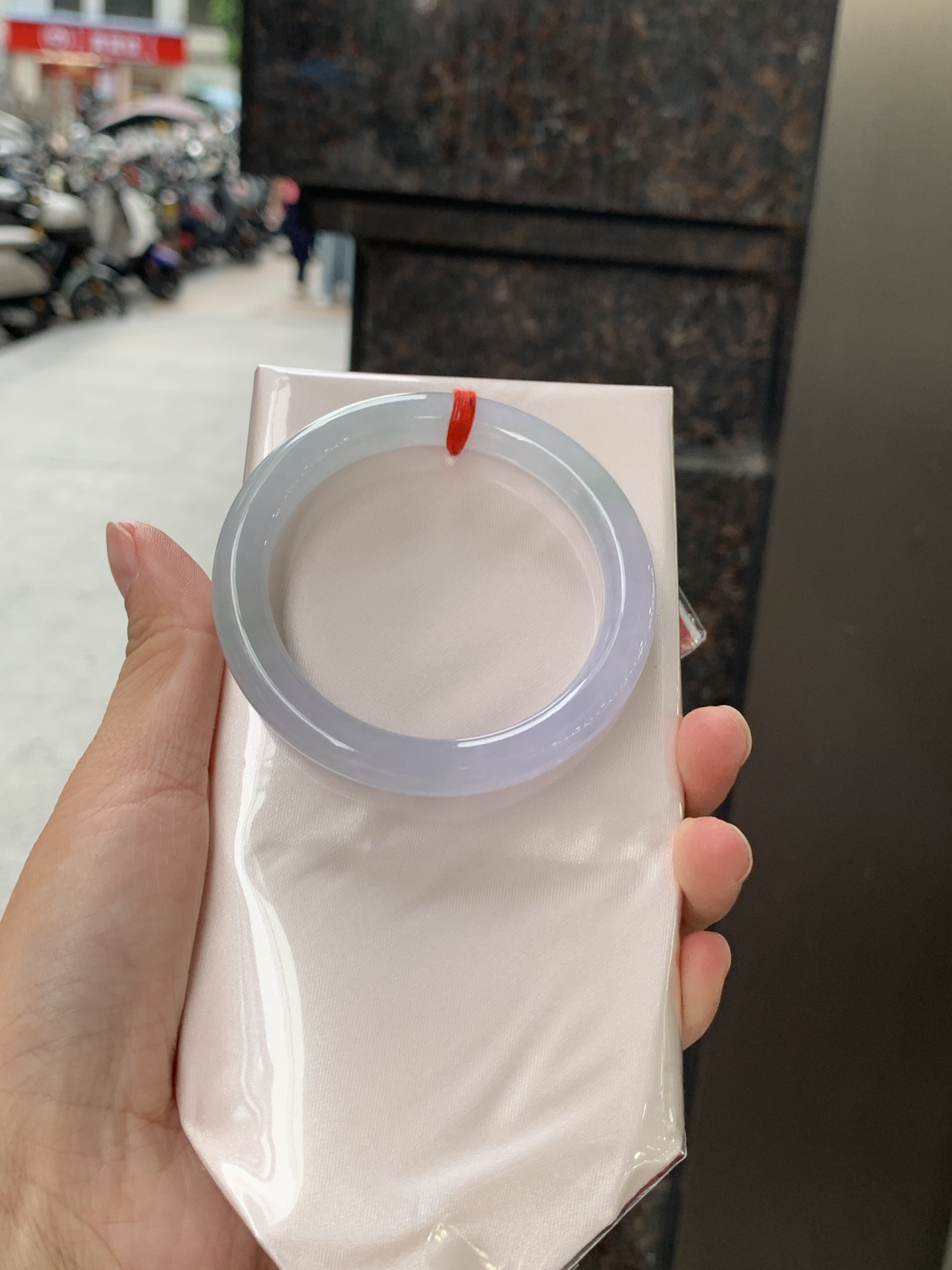 冰春彩圆条 54.5-8.7-8.8 0626-N1084 打灯多处纹裂，底妆冰润，谁能拒绝一只自带春日滤镜的春彩镯啊，像雾里的新芽，冰润细腻，上手温柔到骨子里，把整个春天的诗意都戴在手上。