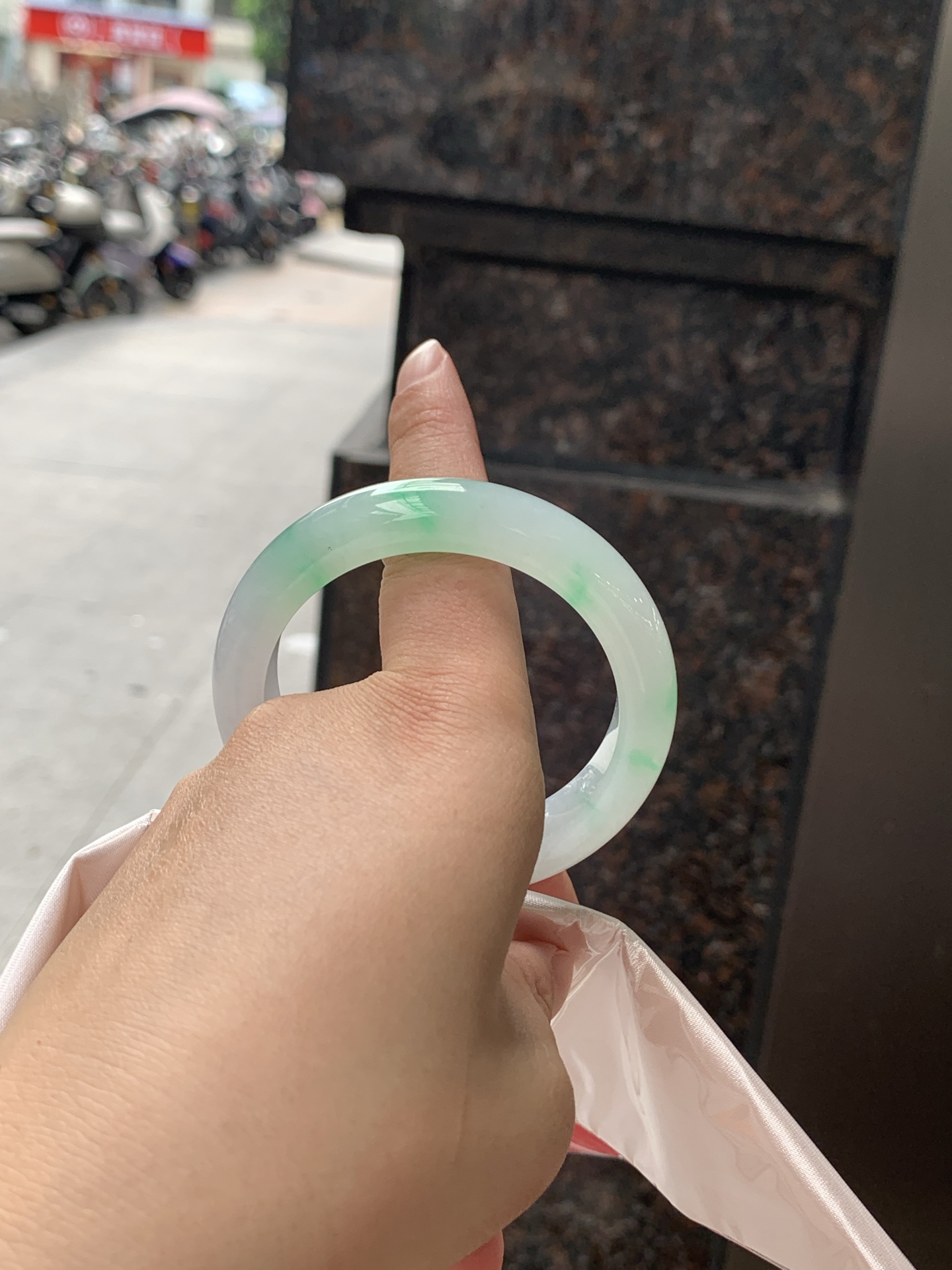 白底青正圈 0626-N1072-1 打灯棉纹，不影响，底妆细腻干净飘几抹阳绿花，清新淡雅，上手简单耐看。