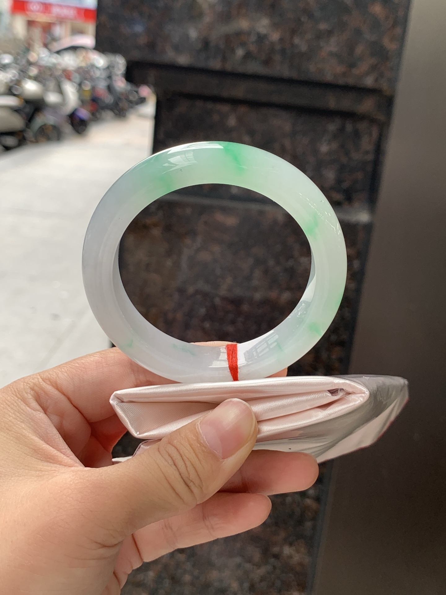 白底青正圈 0626-N1072-1 打灯棉纹，不影响，底妆细腻干净飘几抹阳绿花，清新淡雅，上手简单
