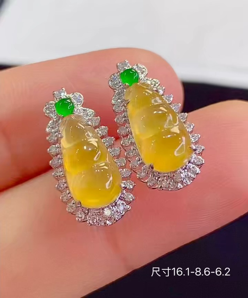 18k金+钻玻璃种黄翡福豆耳钉，种好细腻起荧光，款式时尚大方，性比高，无裂，16.1-8.6-6.2