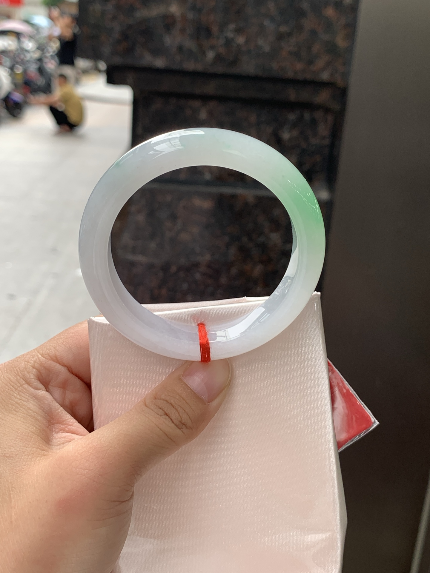 白底青正圈 54.2-11.7-8.6 0626-N1072-2 无裂，打灯棉线，不影响，底妆细腻干净飘一抹绿花，清新淡雅，上手简单耐看。