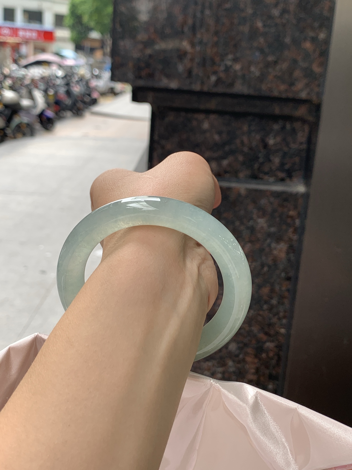 湖水绿圆条 57.2-10.8-11 0626-N1067 打灯细棉纹，底妆干净细腻，满圈湖水绿底色晕染，如同青黛色晕染如江南烟雨