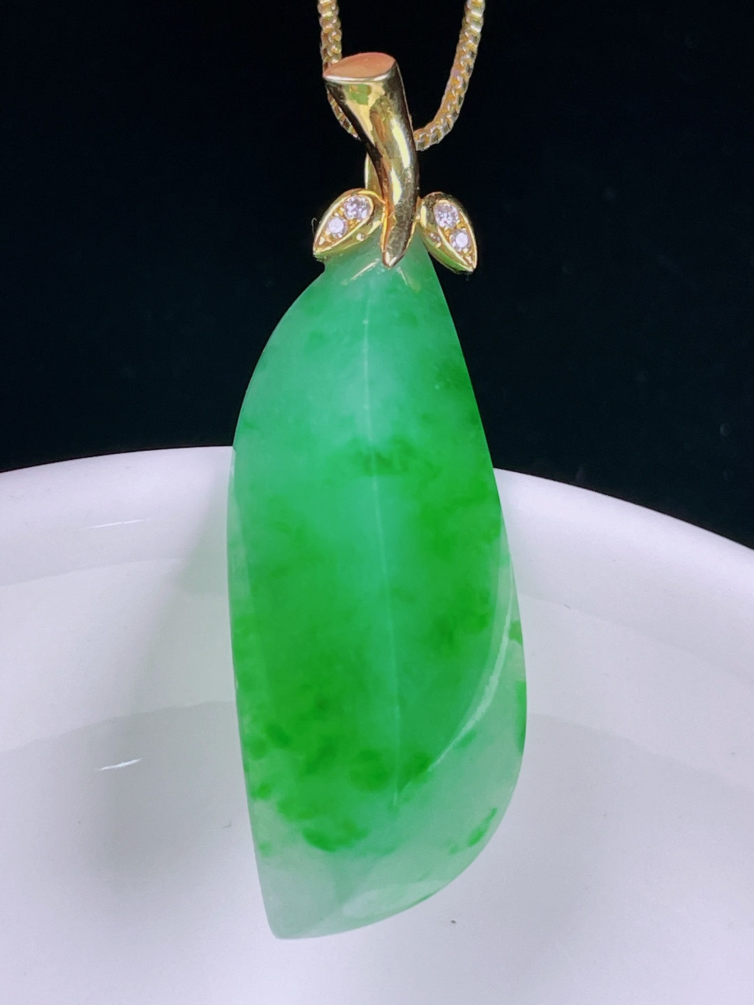 冰绿随形，老种起光，细底通透，尺寸：39裸石33/13.3/7.8mm0626