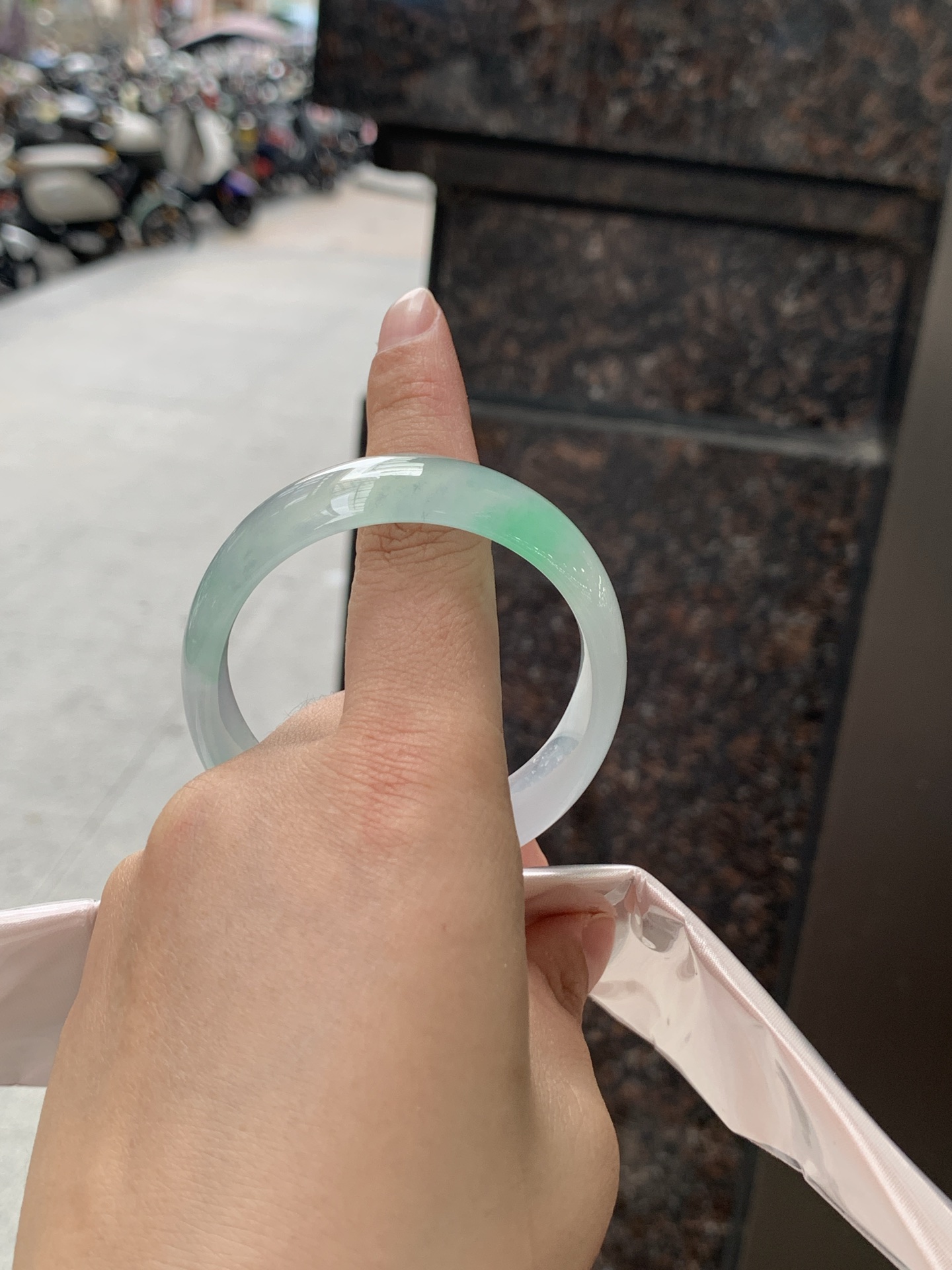贵妃，底妆冰透胶润，干净细腻，简约却充满灵气，几朵绿花点缀，清新如芽，上有贵气优雅