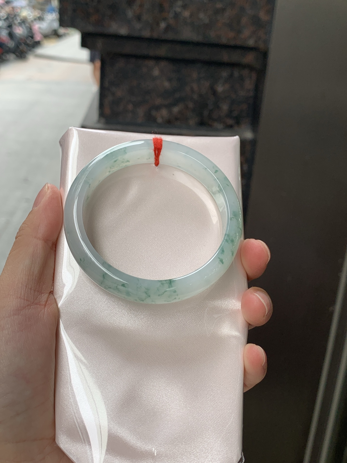 冰飘花正圈 55.8-11.8-7 0626-N1076 无裂，底妆冰透起光，冰底中开出了朵朵蓝花，飘花灵动飘逸，勾勒出一幅唯美诗意的山水意境画，古典优雅又秀气