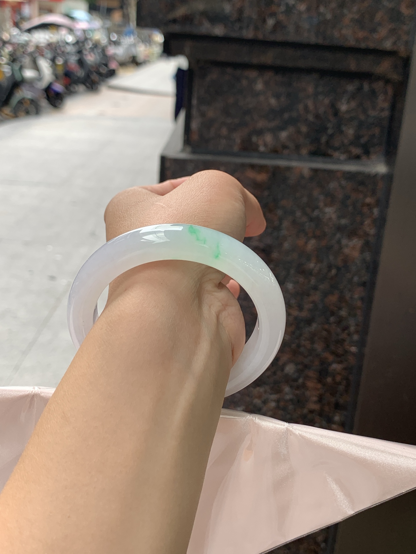 白底青正圈 56.1-12.2-9.4 0626-N1073-3 无裂，经典永不过时的白底青，白底细润干净，色阳种细，上手显白提气色，性比之选。