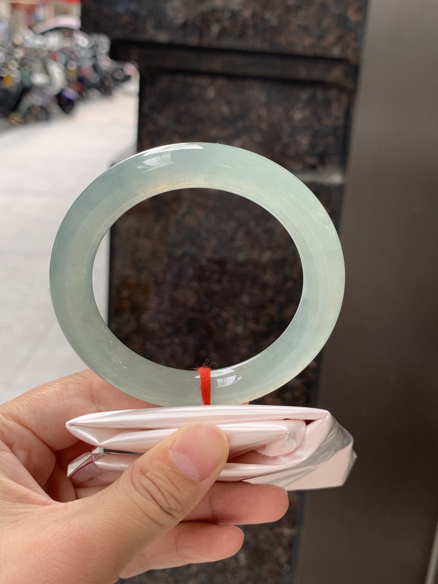 湖水绿圆条 57.2-10.8-11 0626-N1067 打灯细棉纹，底妆干净细腻，满圈湖水绿底色晕染，如同青黛色晕染如江南烟雨