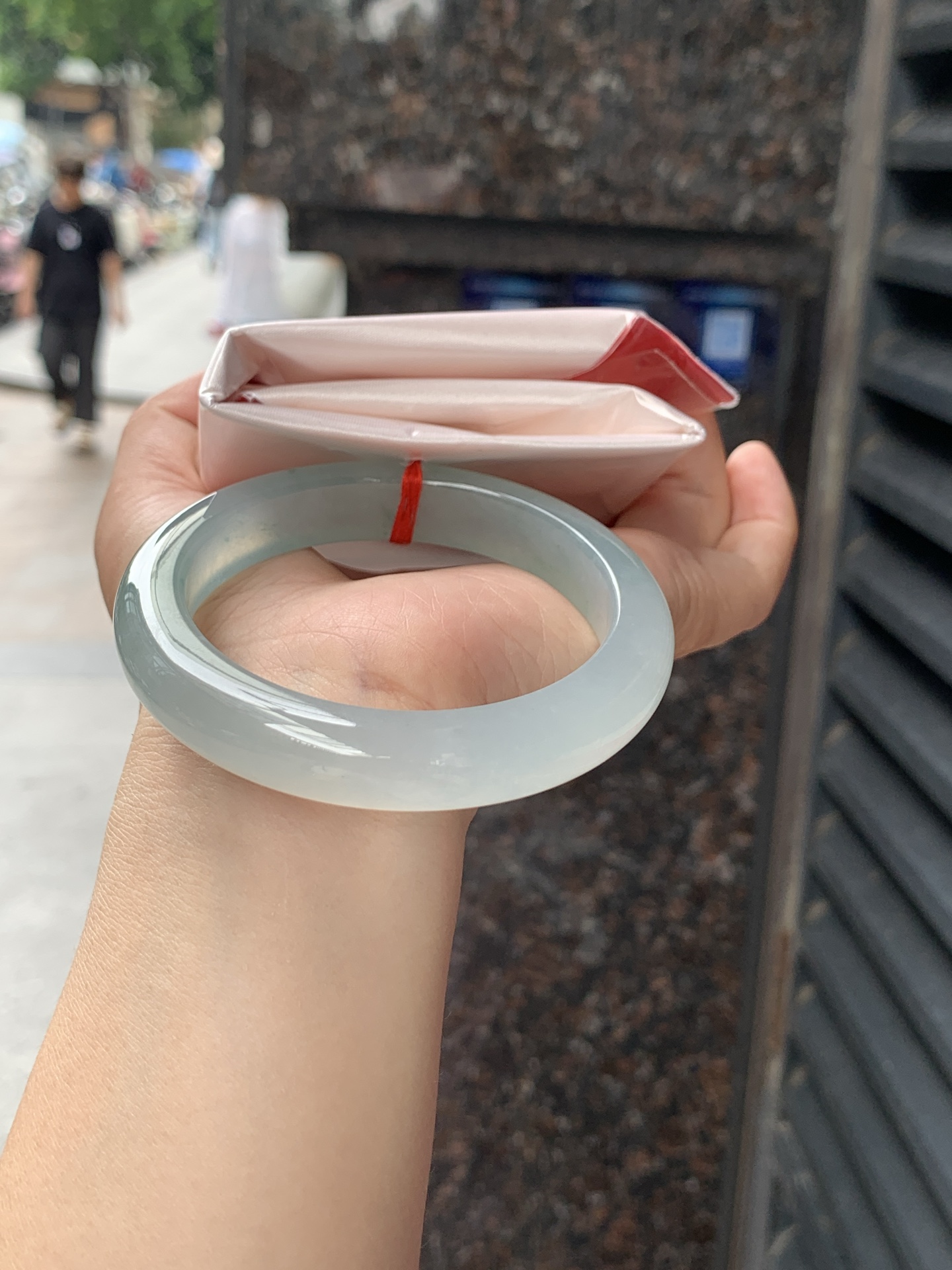冰飘花正圈 57.3-11.6-9.2 0626-N1081 无裂，底妆冰透起光，冰底中开出了朵朵蓝花，飘花灵动飘逸，勾勒出一幅唯美诗意的山水意境画，古典优雅又秀气