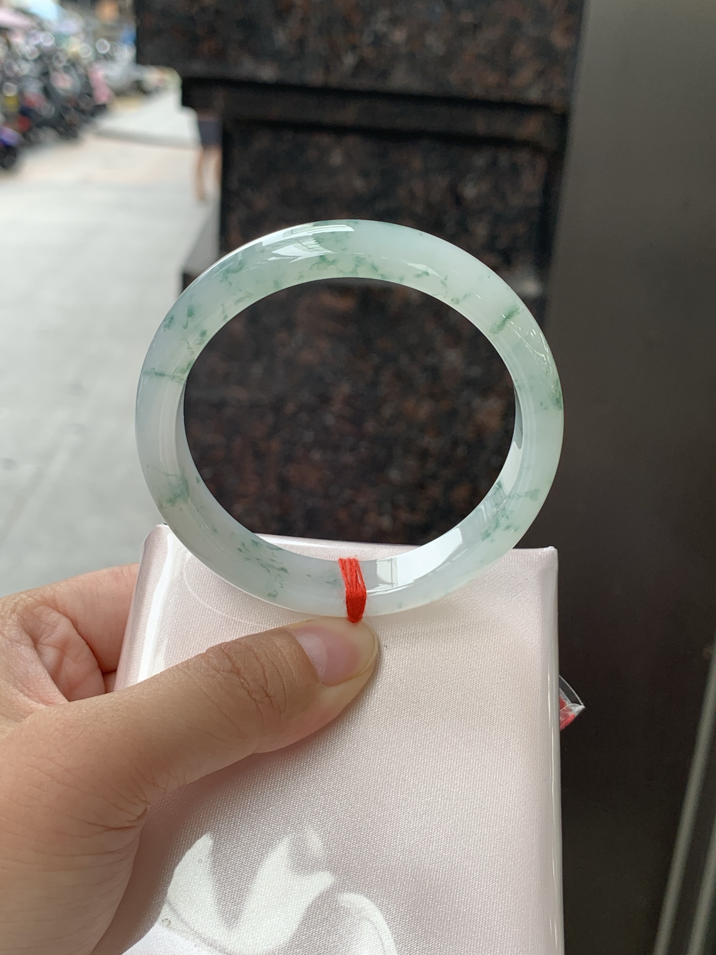 冰飘花正圈 55.8-11.8-7 0626-N1076 无裂，底妆冰透起光，冰底中开出了朵朵蓝花，飘花灵动飘逸，勾勒出一幅唯美诗意的山水意境画，古典优雅又秀气