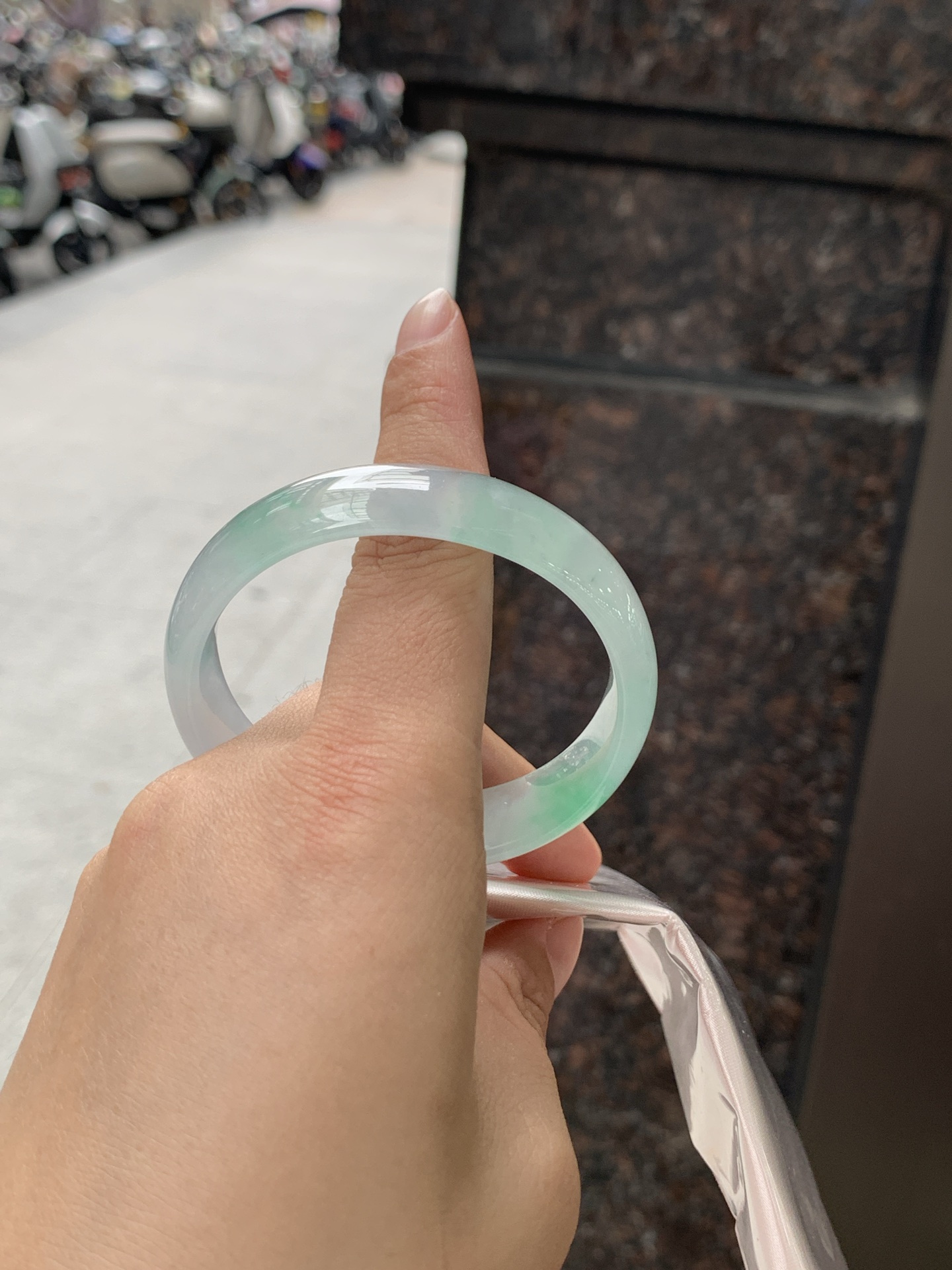 贵妃，底妆冰透胶润，干净细腻，简约却充满灵气，几朵绿花点缀，清新如芽，上有贵气优雅