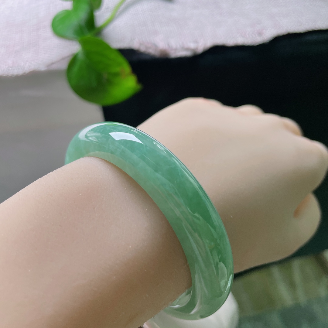 54.6/12.4/7.8，满色正圈，皮纹，整圈满湖绿色均匀柔和，玉质水润通透，满色衬得温婉雅致。ss54777a