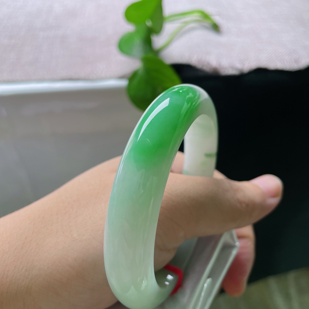 57.8/13/9.5白底青正圈，水润细腻，翠色伊人，传承之美，贵气，洒金，无裂，F62