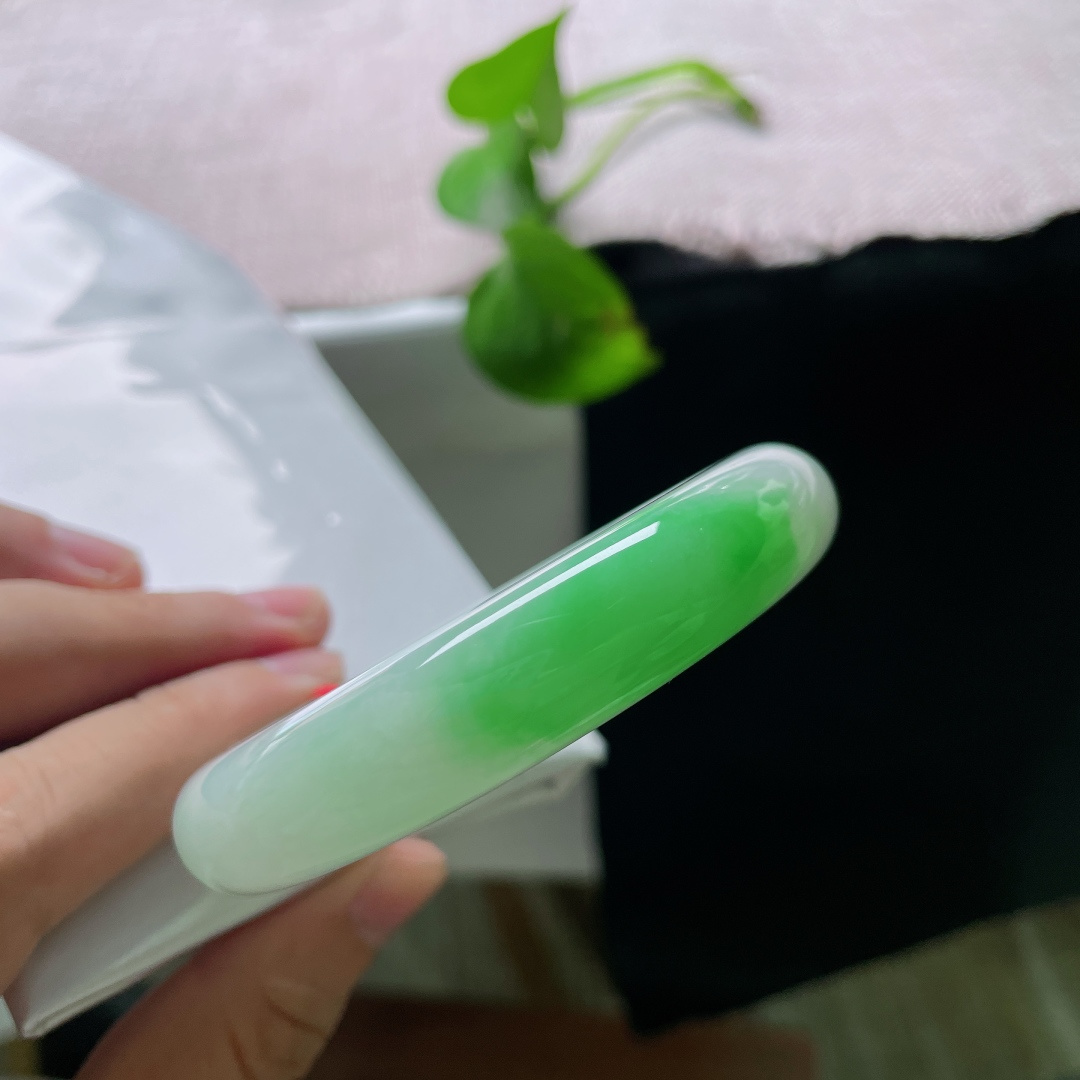 57.8/13/9.5白底青正圈，水润细腻，翠色伊人，传承之美，贵气，洒金，无裂，F62