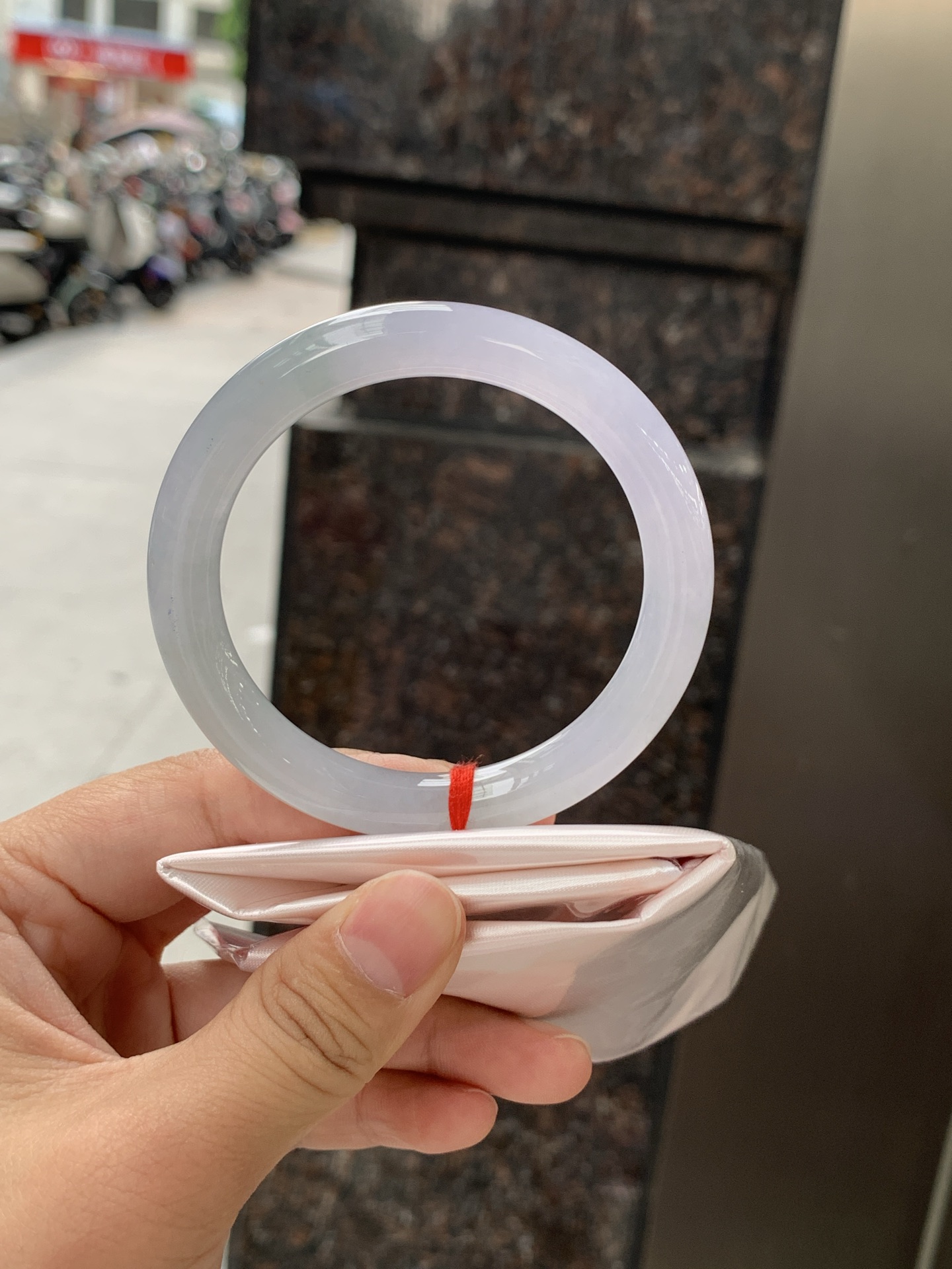 冰春彩圆条 54.5-8.7-8.8 0626-N1084 打灯多处纹裂，底妆冰润，谁能拒绝一只自带春日滤镜的春彩镯啊，像雾里的新芽，冰润细腻，上手温柔到骨子里，把整个春天的诗意都戴在手上。