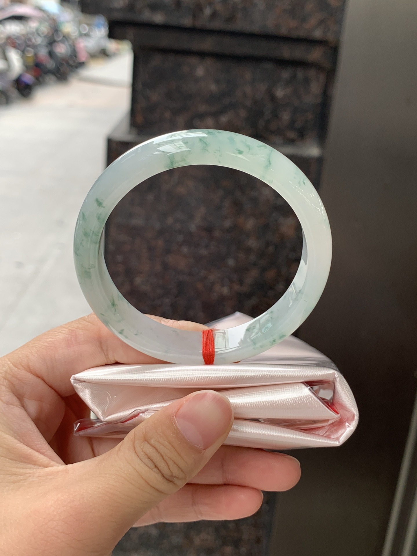 冰飘花正圈 55.8-11.8-7 0626-N1076 无裂，底妆冰透起光，冰底中开出了朵朵蓝花，