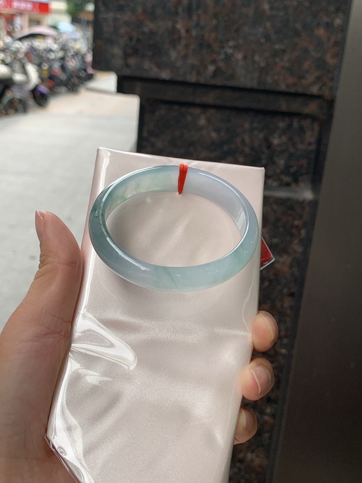 冰飘花贵妃 55.7-49-13-6 0626-N1078 无裂，底妆冰润细腻，飘花灵动飘逸，勾勒出一幅唯美诗意的山水意境画，古典优雅又秀气