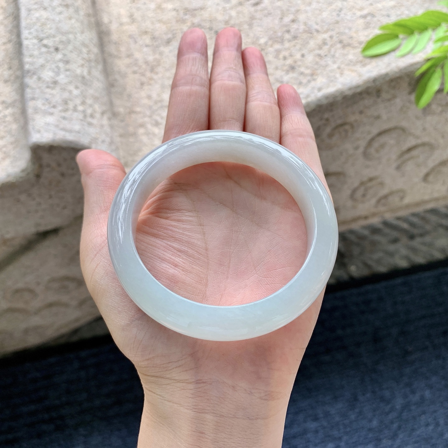 正圈58 59【圈口】58.5/12.6/9【编码】Y010815-1【描述】细糯底色，细腻，种老，无裂