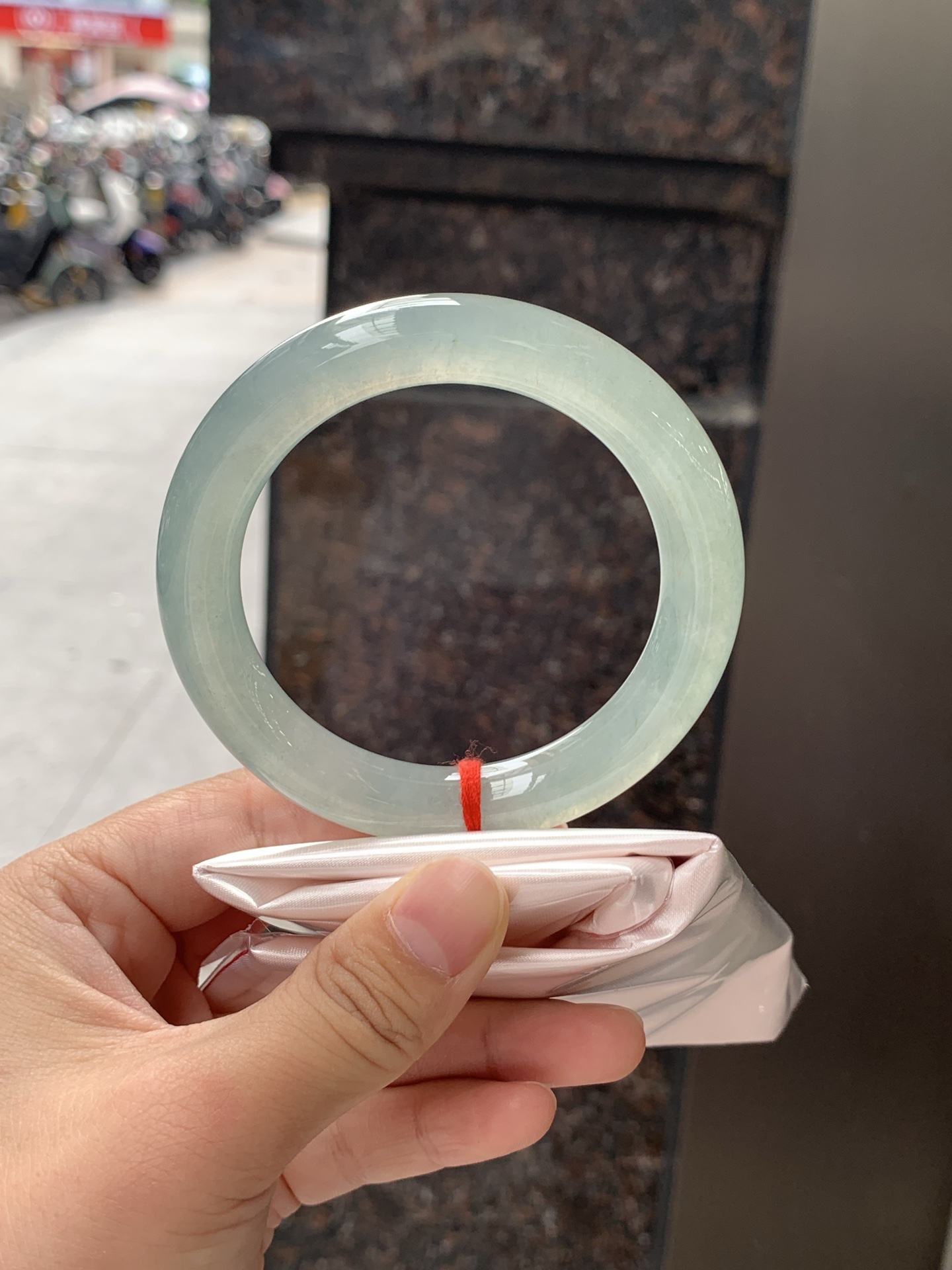 湖水绿圆条 57.2-10.8-11 0626-N1067 打灯细棉纹，底妆干净细腻，满圈湖水绿底色晕染，如同青黛色晕染如江南烟雨