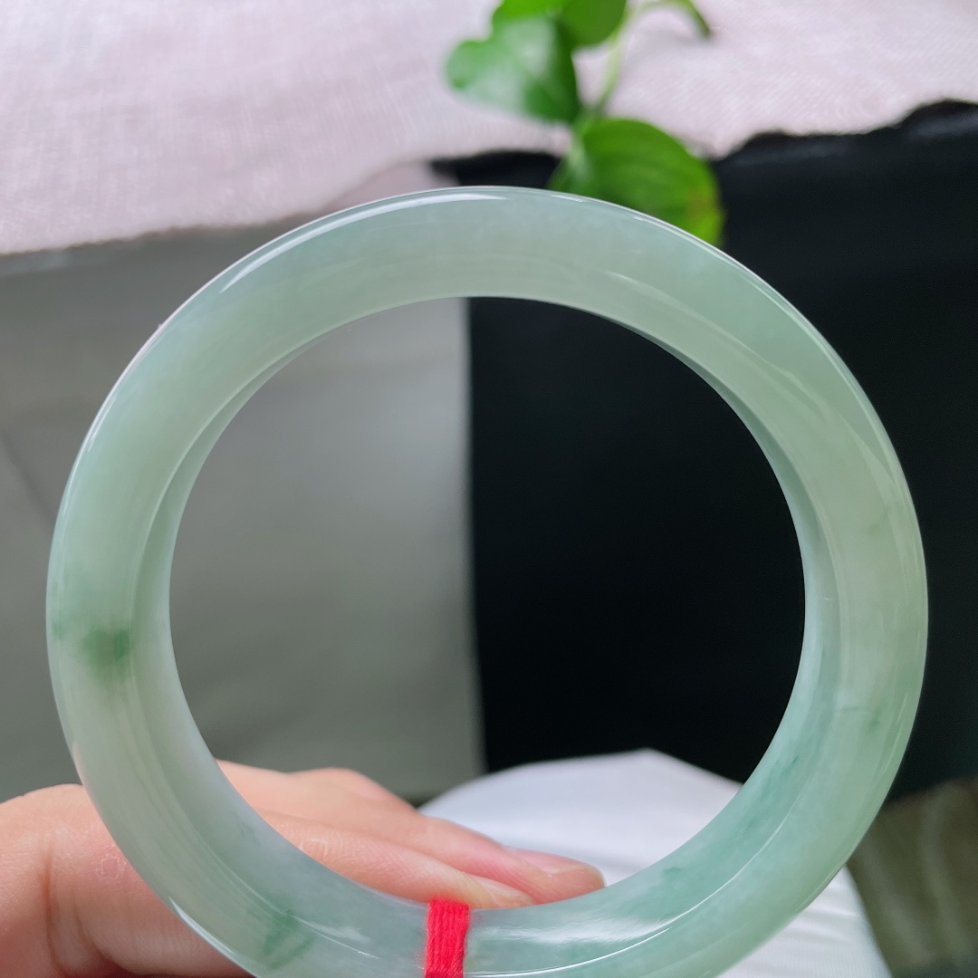 57.2/11.9/8.8，飘花正圈，无裂，凉润冰底飘翠，是独属于盛夏的清雅配饰。ss55305a