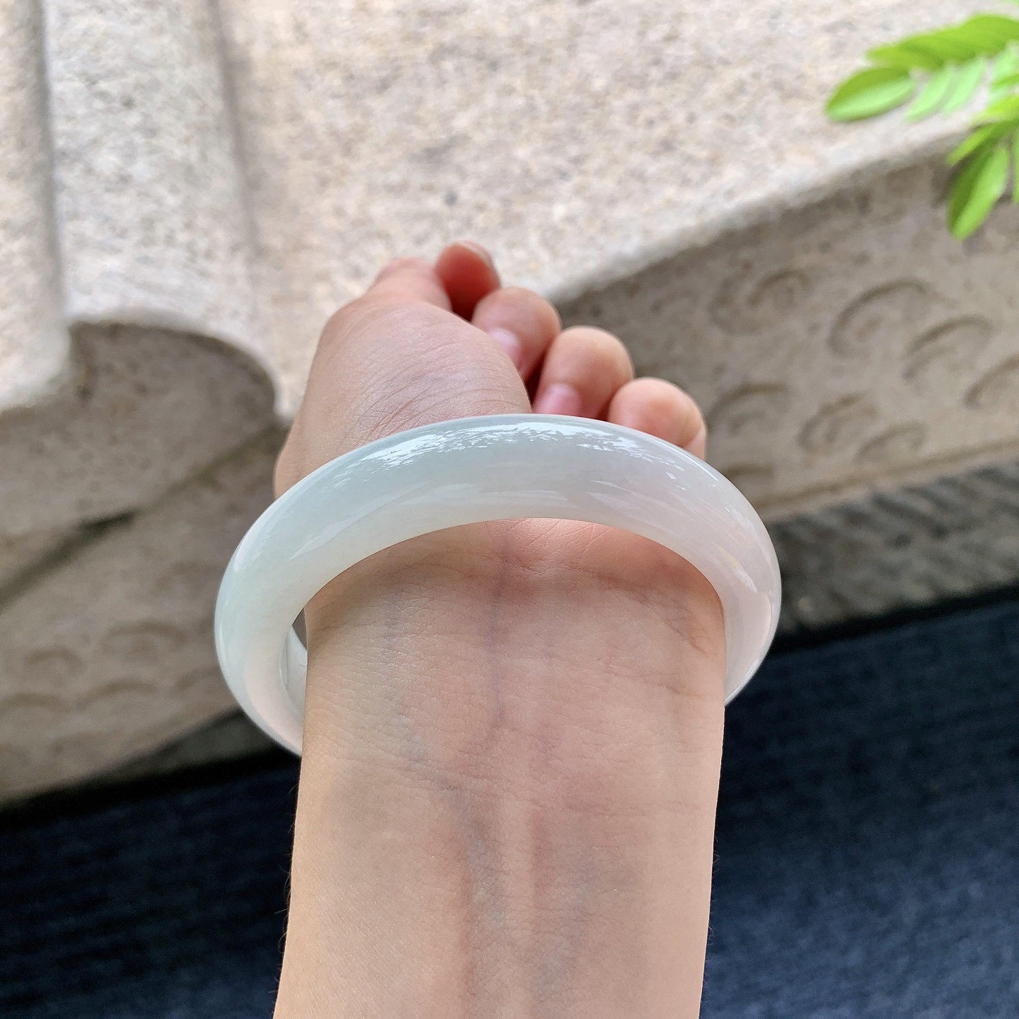 正圈58 59【圈口】58.5/12.6/9【编码】Y010815-1【描述】细糯底色，细腻，种老，无裂
