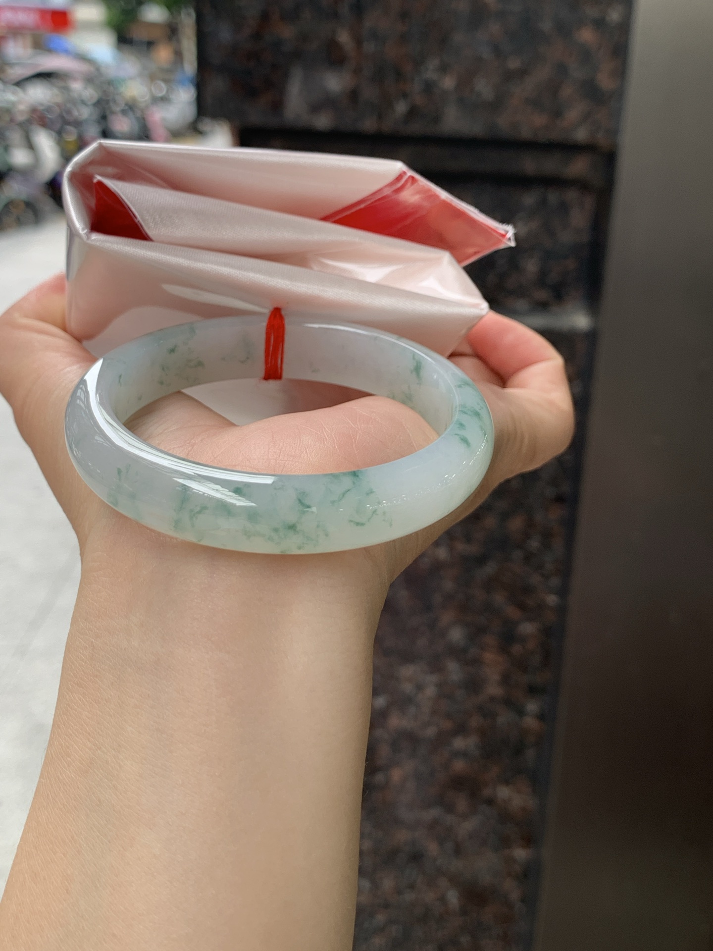 冰飘花正圈 55.8-11.8-7 0626-N1076 无裂，底妆冰透起光，冰底中开出了朵朵蓝花，飘花灵动飘逸，勾勒出一幅唯美诗意的山水意境画，古典优雅又秀气