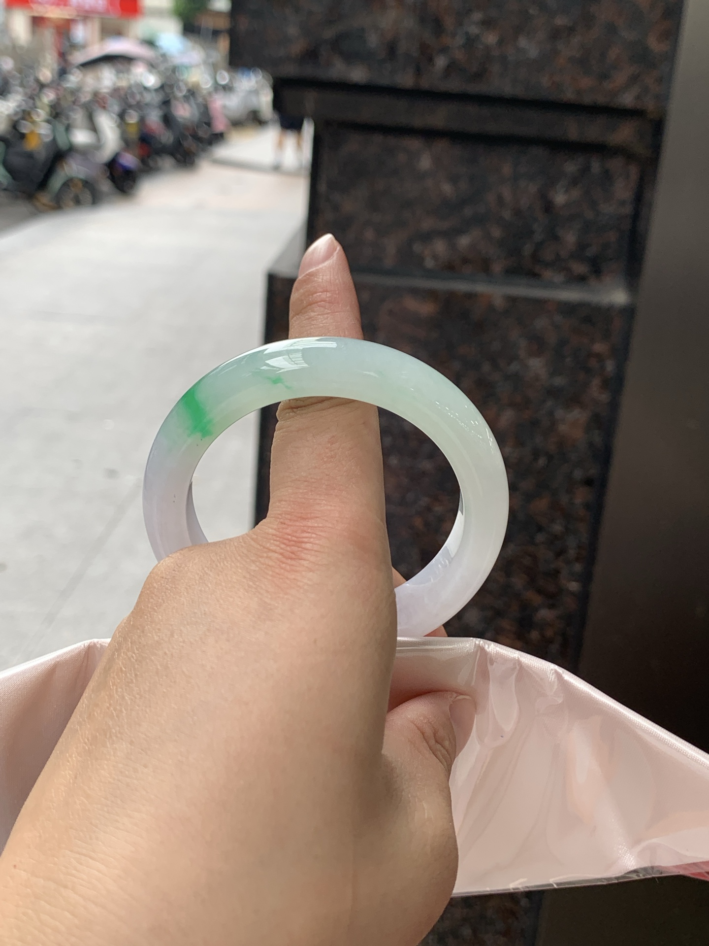 白底青正圈 0626-N1073-1 打灯棉纹，经典永不过时的白底青，白底细润干净，色阳种细，上手显白提气色，性比之选。