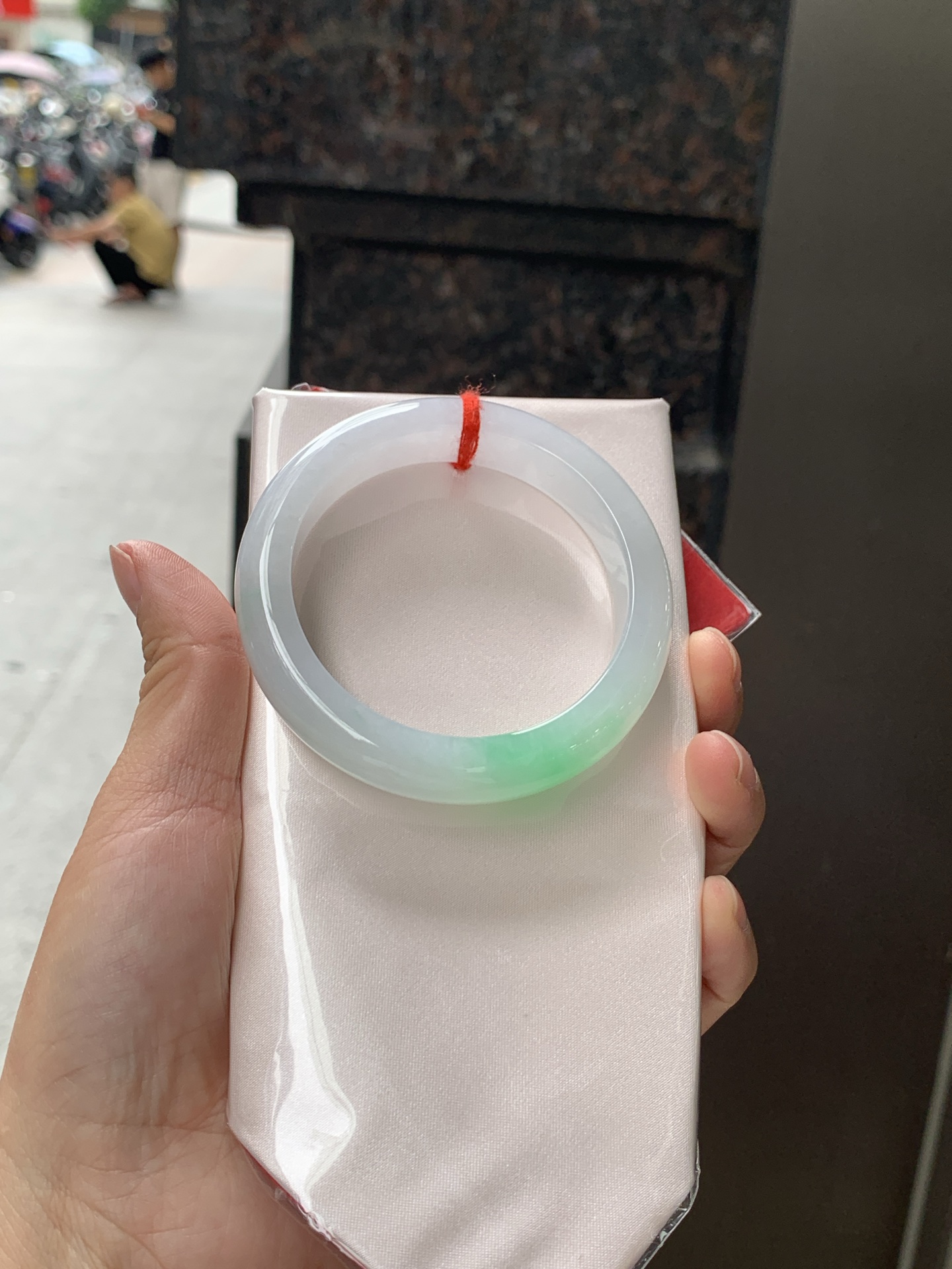 白底青正圈 54.2-11.7-8.6 0626-N1072-2 无裂，打灯棉线，不影响，底妆细腻干净飘一抹绿花，清新淡雅，上手简单耐看。
