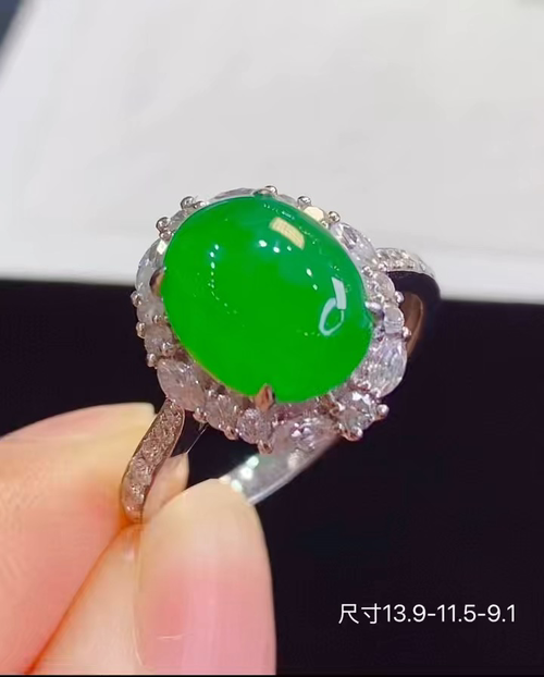 ️收藏精品 18k金+钻玻璃种辣绿蛋面戒指，饱满色满上档次，性比高，无裂，13.9-11.5-9.