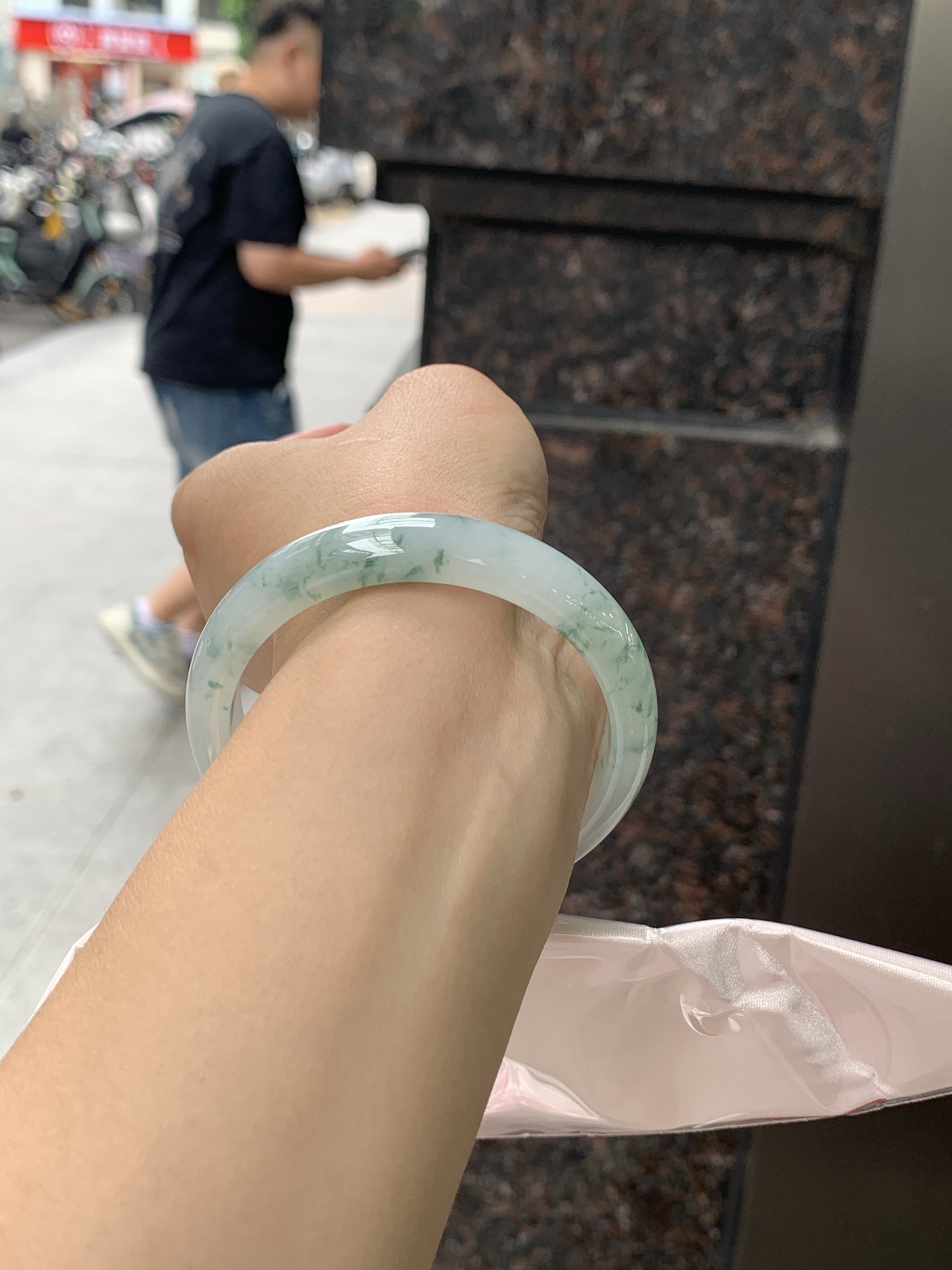 冰飘花正圈 55.8-11.8-7 0626-N1076 无裂，底妆冰透起光，冰底中开出了朵朵蓝花，飘花灵动飘逸，勾勒出一幅唯美诗意的山水意境画，古典优雅又秀气