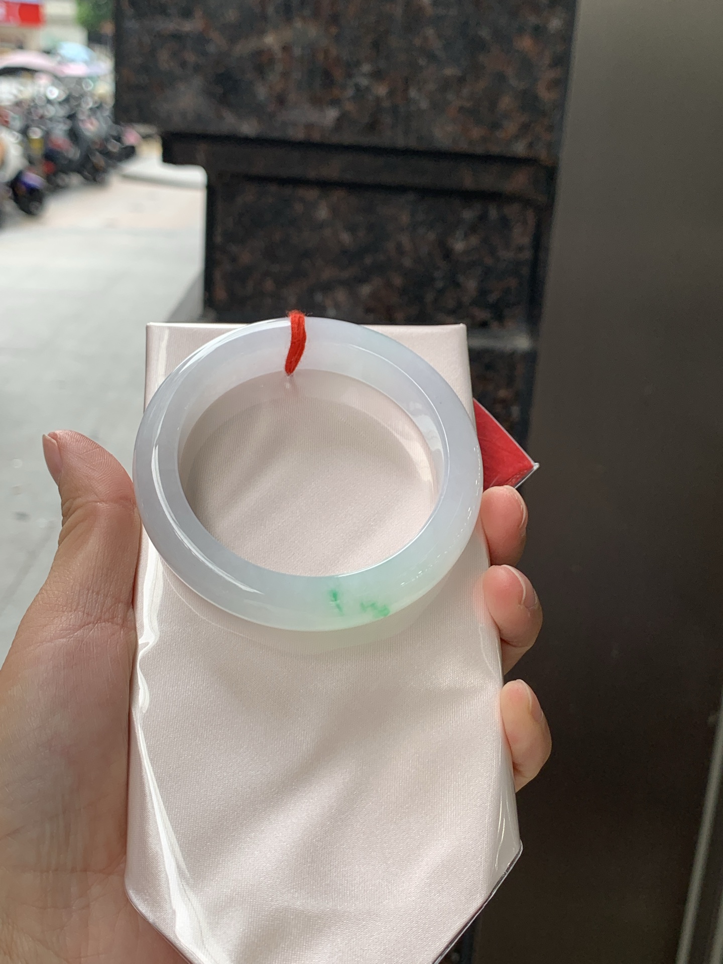 白底青正圈 56.1-12.2-9.4 0626-N1073-3 无裂，经典永不过时的白底青，白底细润干净，色阳种细，上手显白提气色，性比之选。