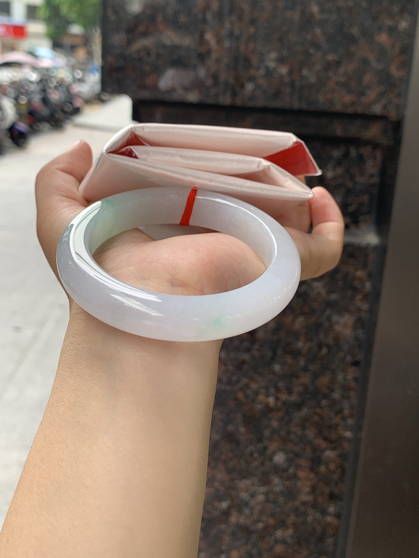 白底青正圈 56.1-12.2-9.4 0626-N1073-3 无裂，经典永不过时的白底青，白底细润干净，色阳种细，上手显白提气色，性比之选。