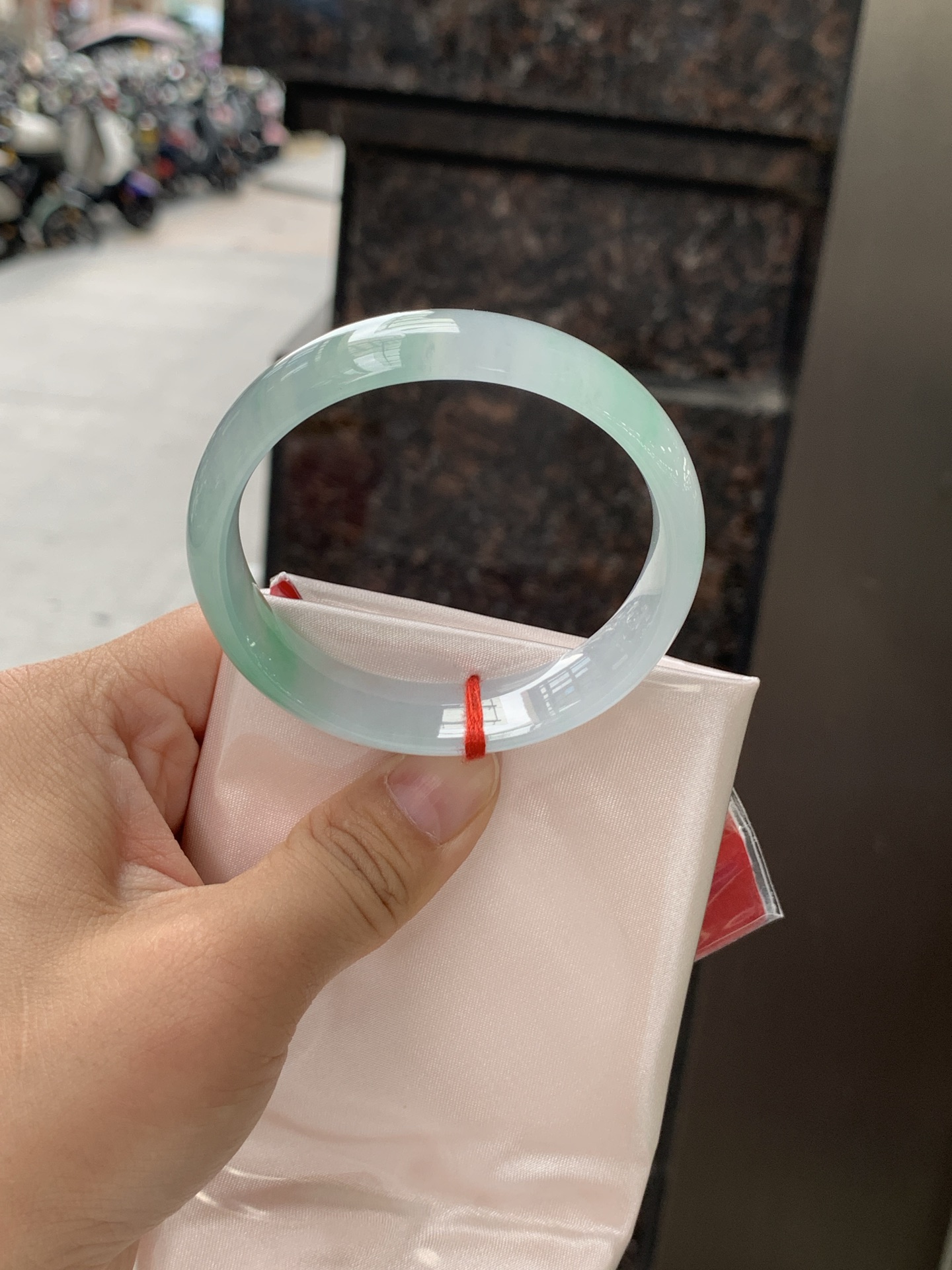 贵妃，底妆冰透胶润，干净细腻，简约却充满灵气，几朵绿花点缀，清新如芽，上有贵气优雅