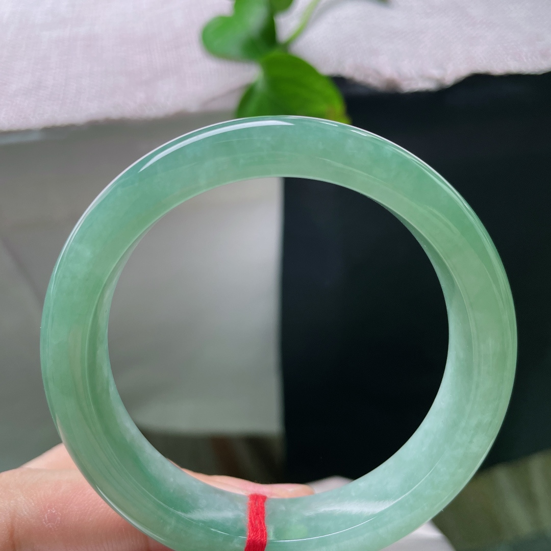 54.6/12.4/7.8，满色正圈，皮纹，整圈满湖绿色均匀柔和，玉质水润通透，满色衬得温婉雅致。s