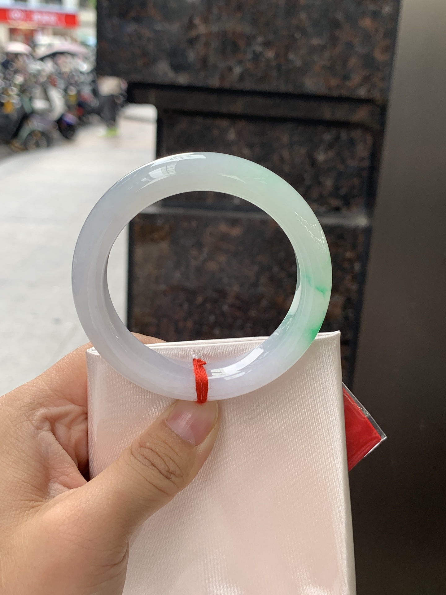 白底青正圈 0626-N1073-1 打灯棉纹，经典永不过时的白底青，白底细润干净，色阳种细，上手显白提气色，性比之选。