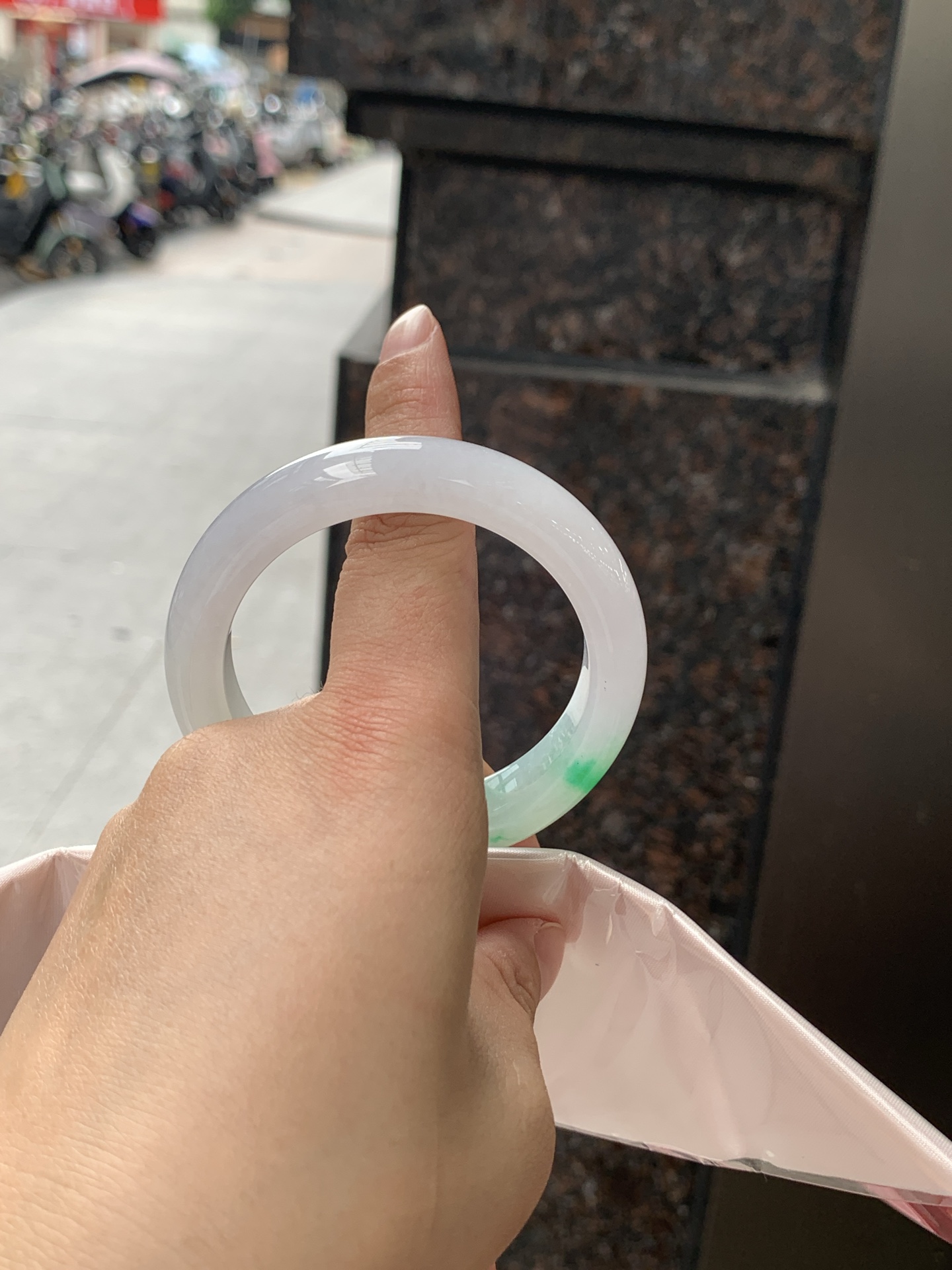 白底青正圈 0626-N1073-1 打灯棉纹，经典永不过时的白底青，白底细润干净，色阳种细，上手显白提气色，性比之选。