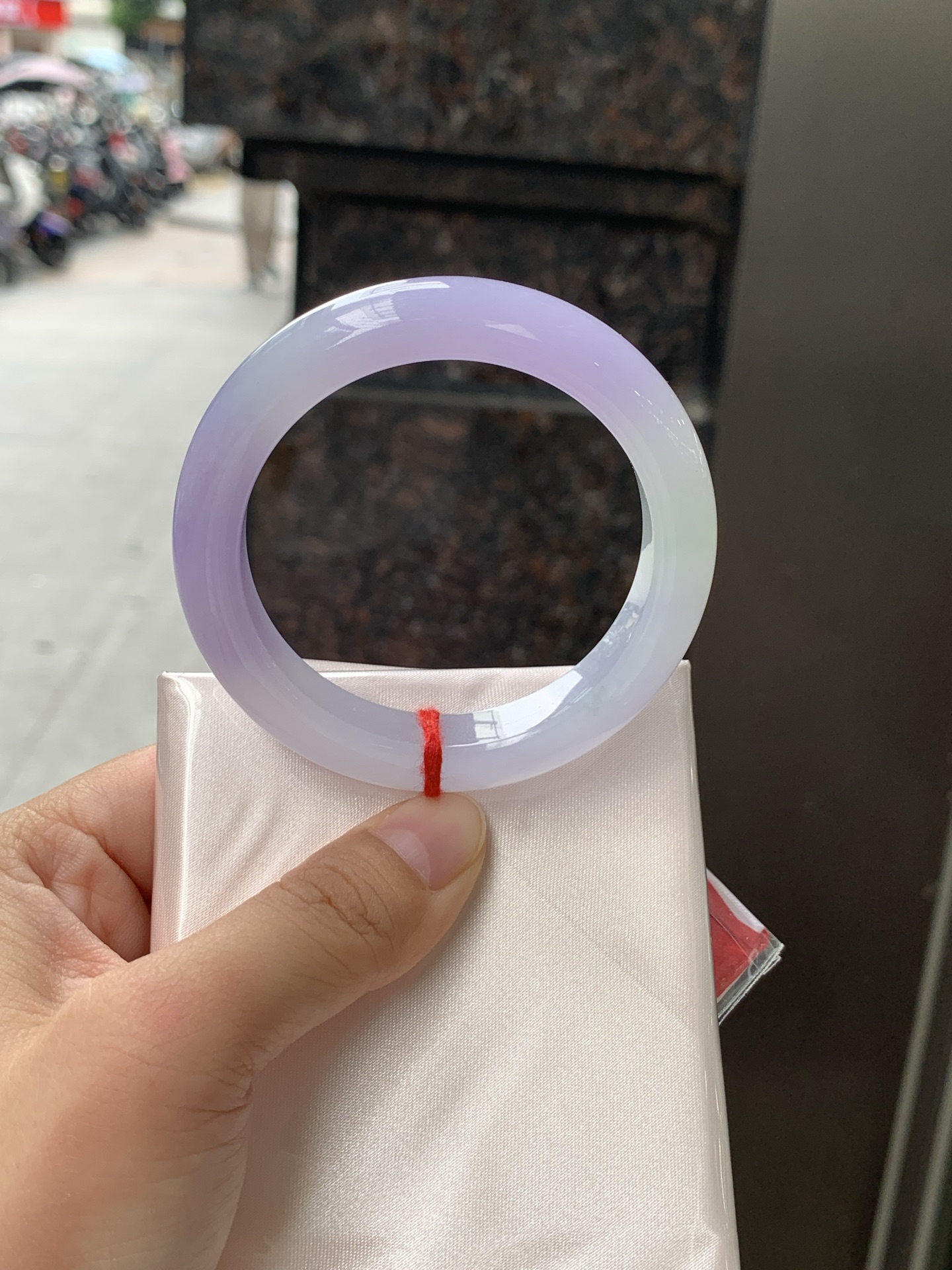 正圈 52.5-11.3-8.8 0626-N1066 无裂，底妆水润，渐变半山半水，吸睛抢眼，浪漫迷人，仙气飘飘，优雅高贵显气质，感满满，满满底色均匀不失色，不同光线不一样视觉感受