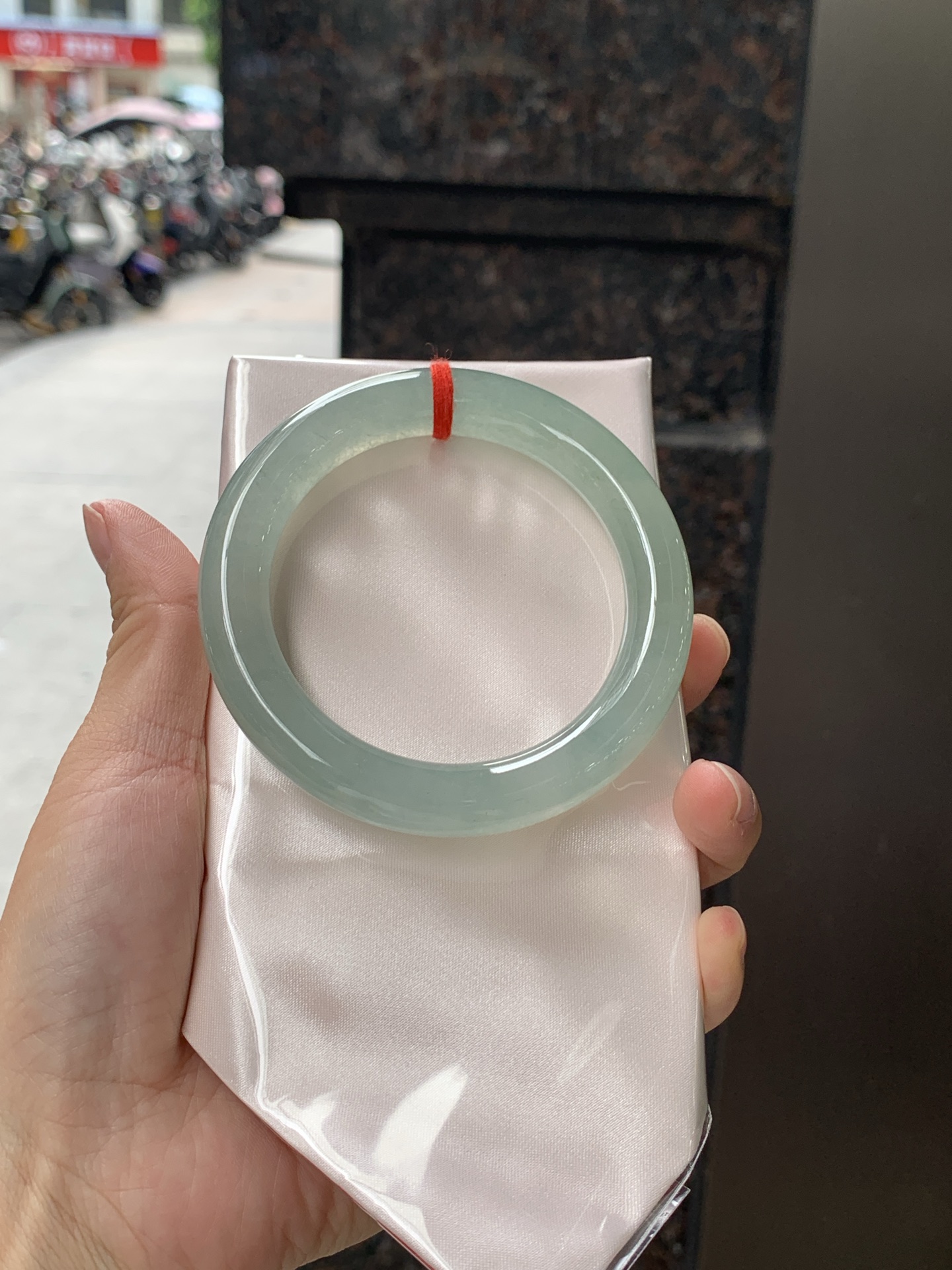 湖水绿圆条 57.2-10.8-11 0626-N1067 打灯细棉纹，底妆干净细腻，满圈湖水绿底色晕染，如同青黛色晕染如江南烟雨