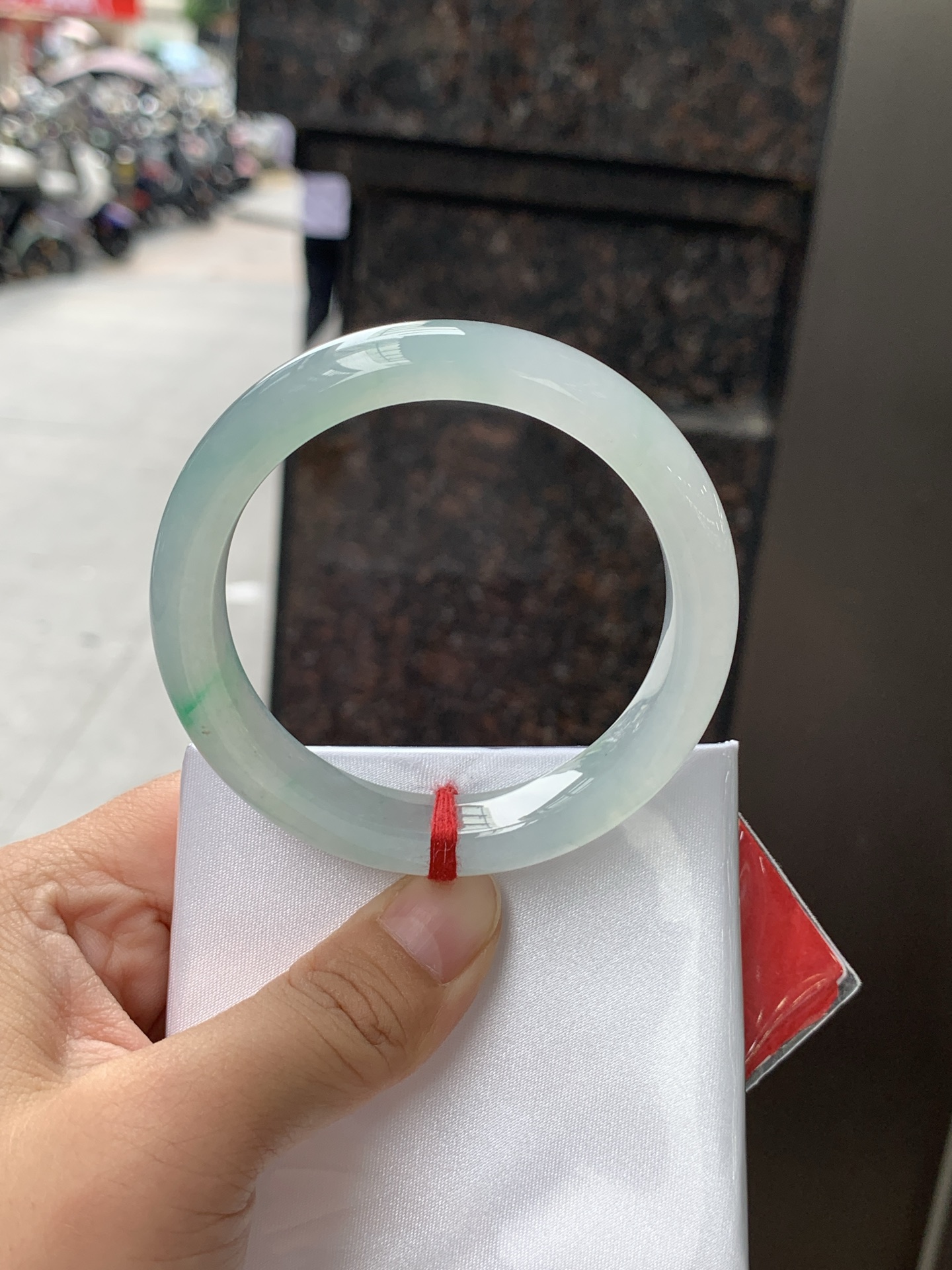 冰阳绿正圈 54-11.5-8 0626-N1070 无裂，打灯棉线，底妆冰透胶润，一抹阳绿花色像春芽，从水润如晨露的底子蹦跳而出，将春日的灵动生机凝于手镯中，戴上她，清水芙蓉般的清新感自然晕染，每一次抬手，都似把盎然绿意融入生活。